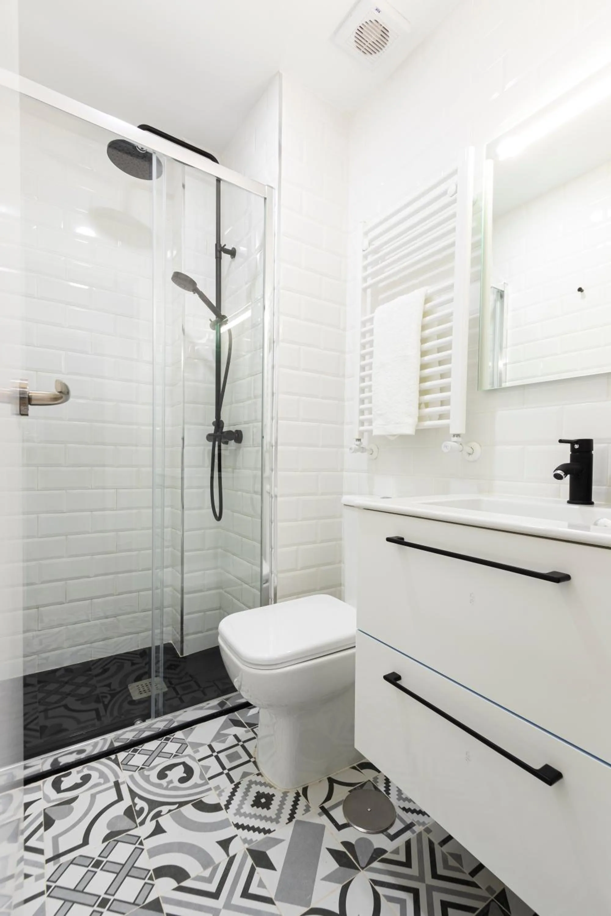 Shower in Ever House - IFEMA Canillas