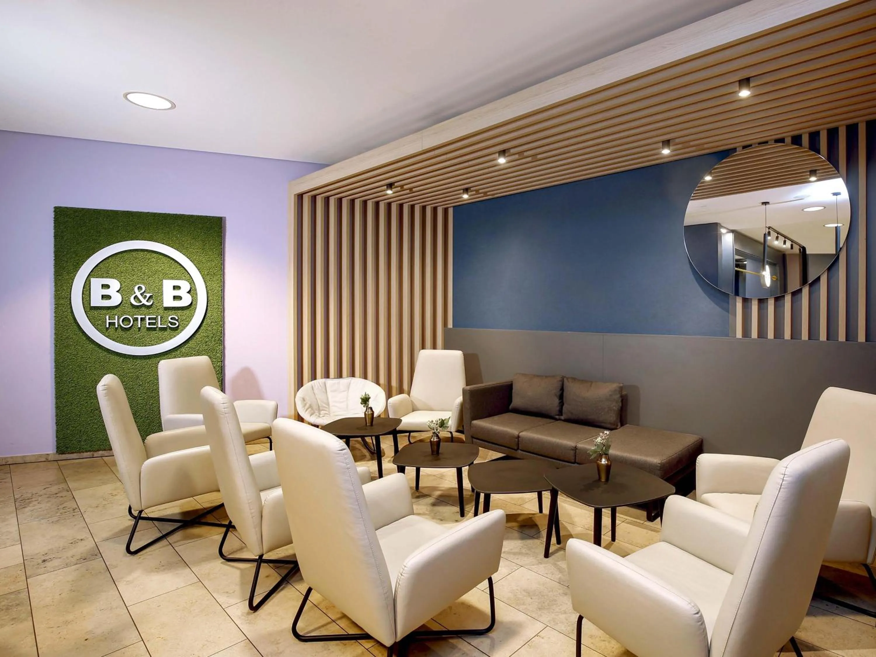 Lobby or reception in B&B Hotel Berlin City-Ost
