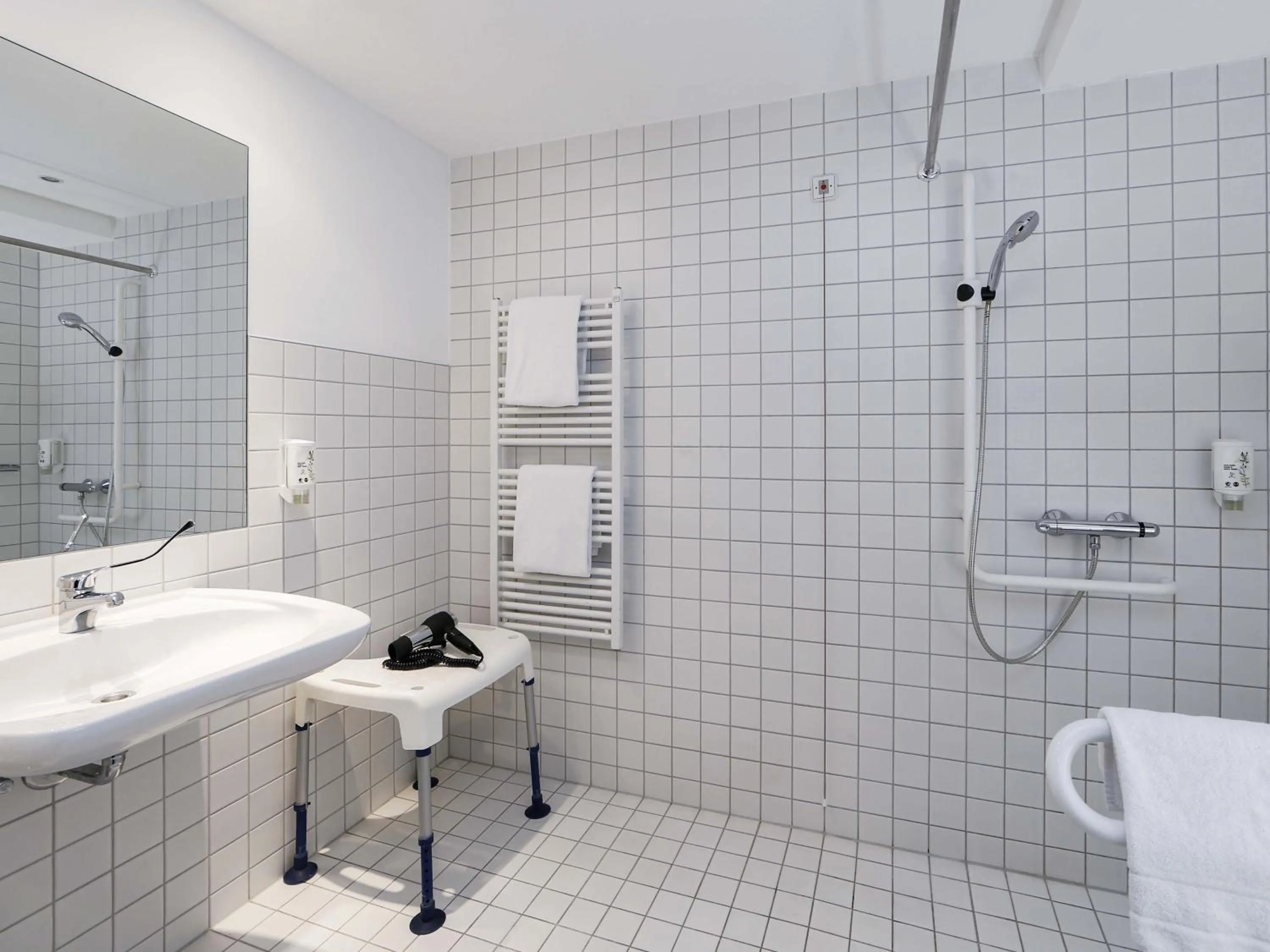 Shower in B&B Hotel Berlin City-Ost