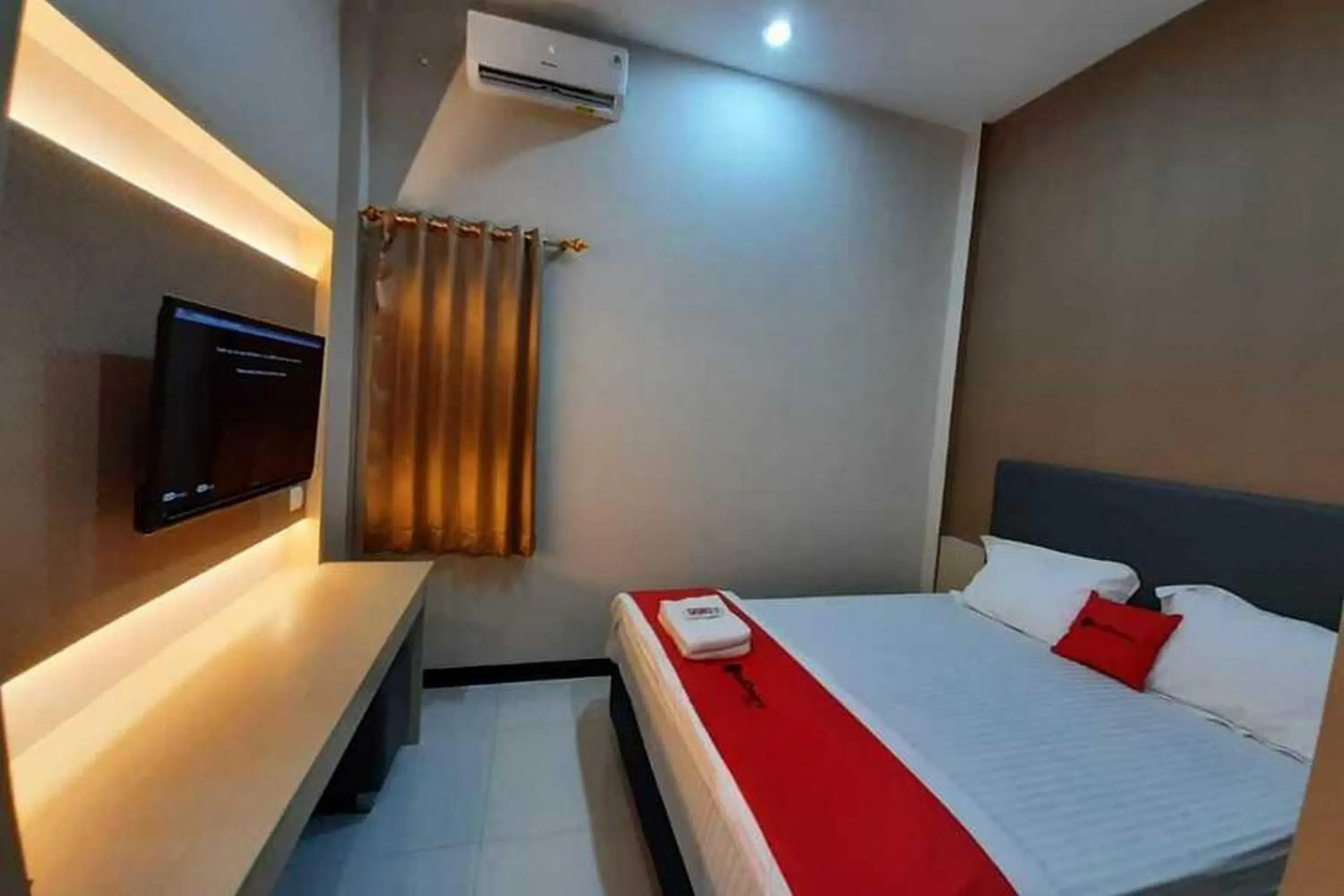 Bed in RedDoorz near Universitas Muhammadiyah Purwokerto Bed in RedDoorz near Universitas Muhammadiyah Purwokerto