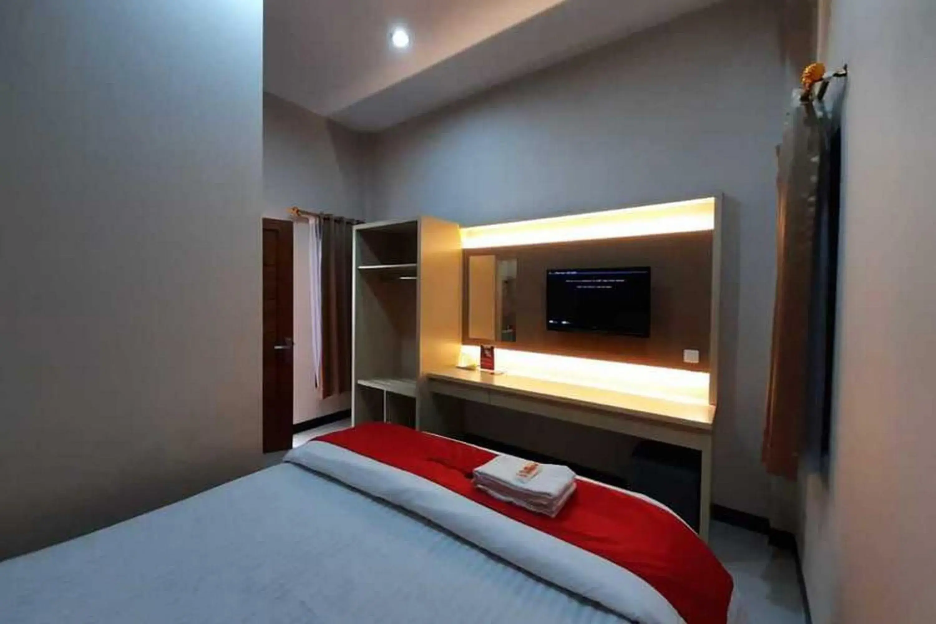 Bed in RedDoorz near Universitas Muhammadiyah Purwokerto Bed in RedDoorz near Universitas Muhammadiyah Purwokerto
