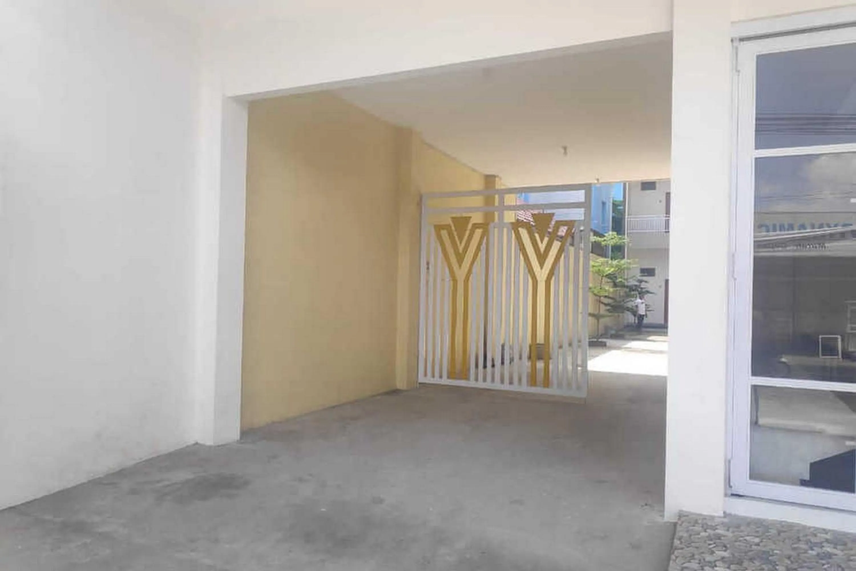 Facade/entrance in RedDoorz near Universitas Muhammadiyah Purwokerto