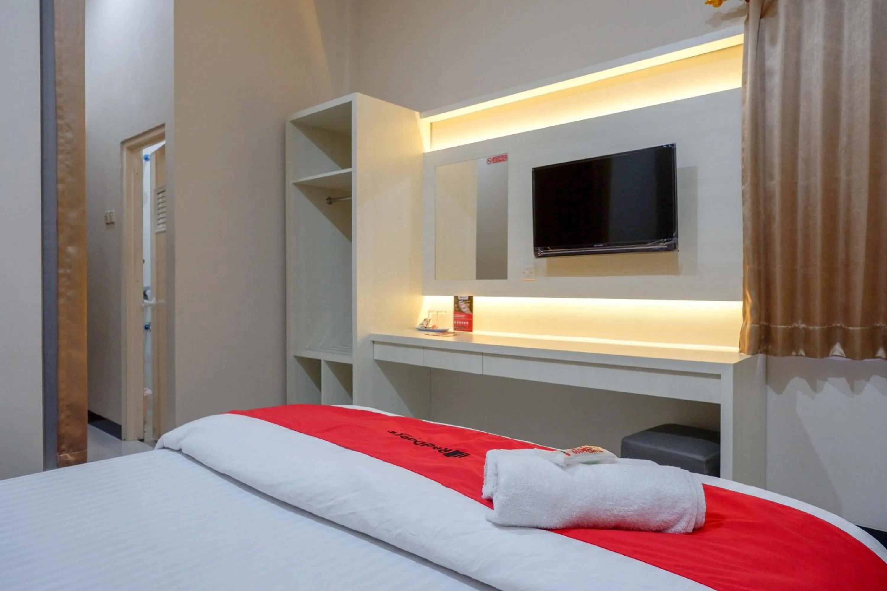 Bedroom, Bed in RedDoorz near Universitas Muhammadiyah Purwokerto