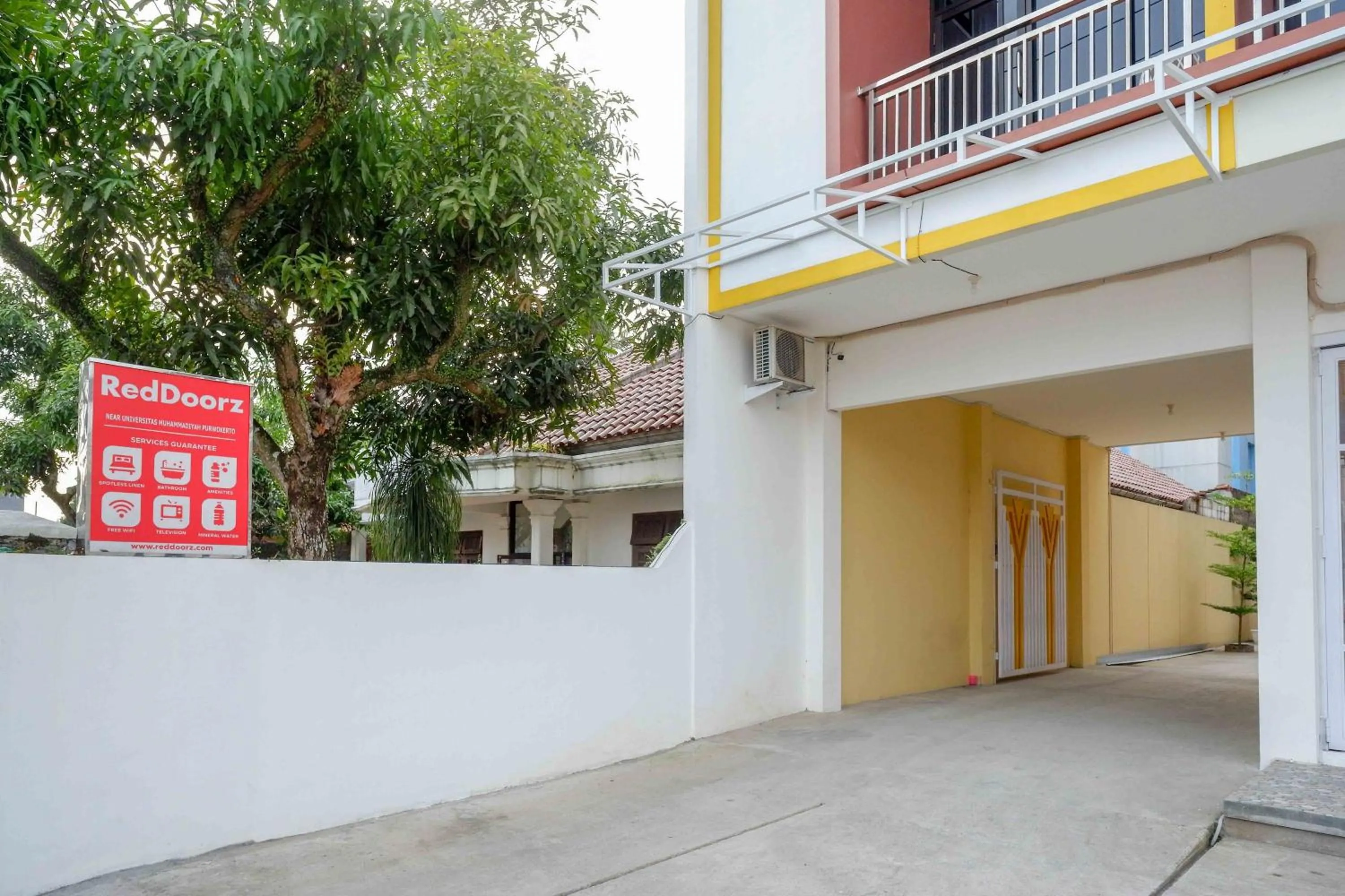 Parking in RedDoorz near Universitas Muhammadiyah Purwokerto