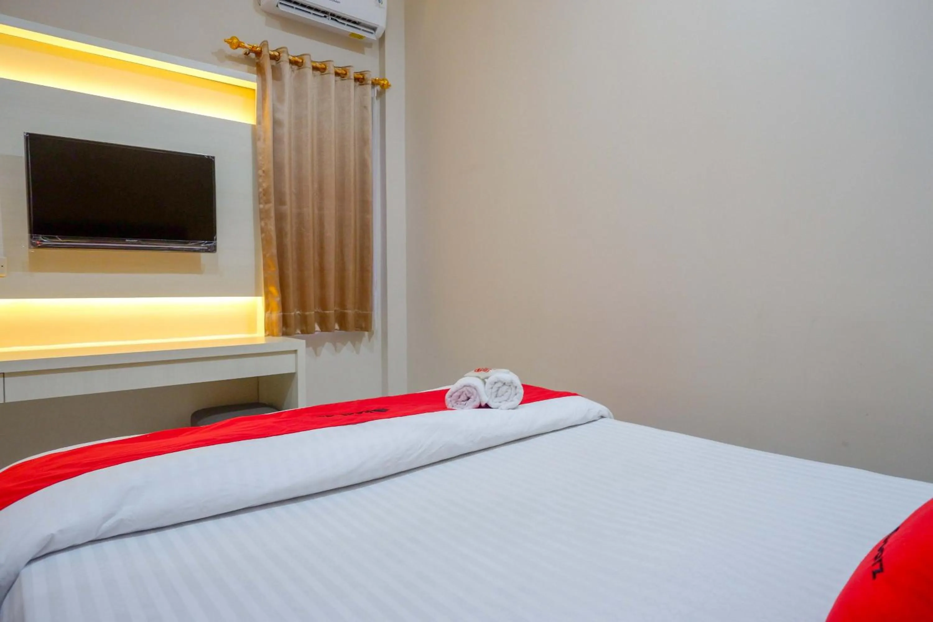 Bedroom, Bed in RedDoorz near Universitas Muhammadiyah Purwokerto