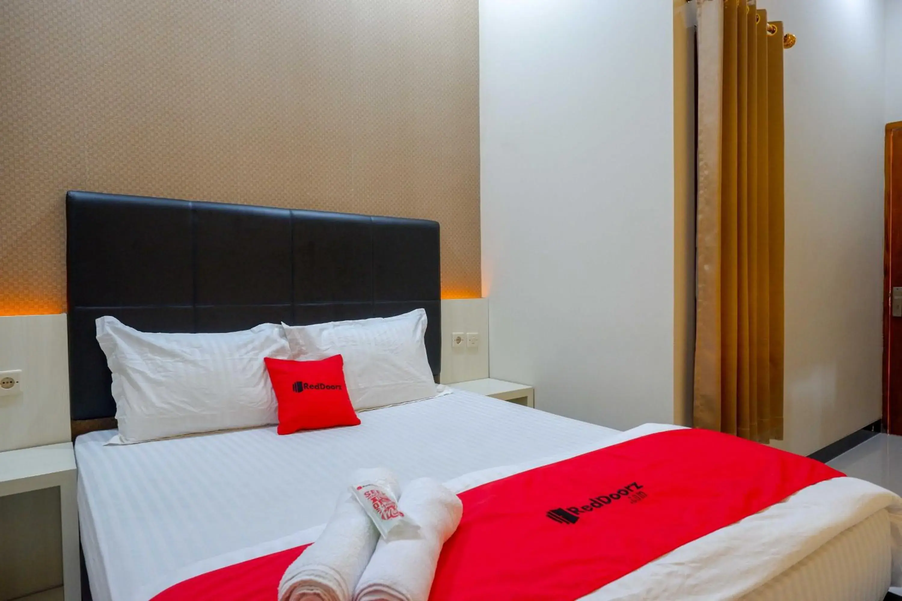 Standard Double Room in RedDoorz near Universitas Muhammadiyah Purwokerto Standard Double Room in RedDoorz near Universitas Muhammadiyah Purwokerto