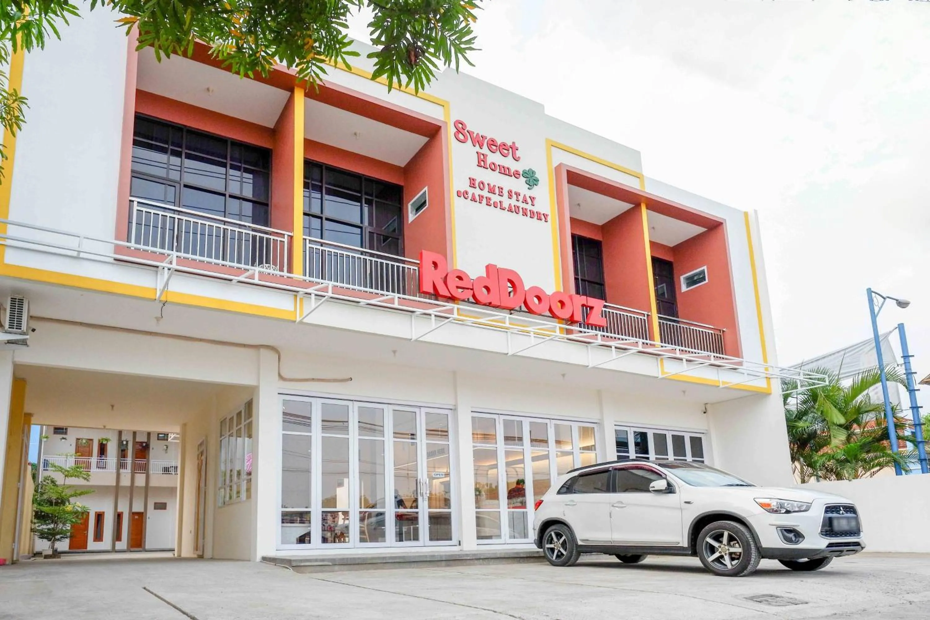 Facade/entrance in RedDoorz near Universitas Muhammadiyah Purwokerto