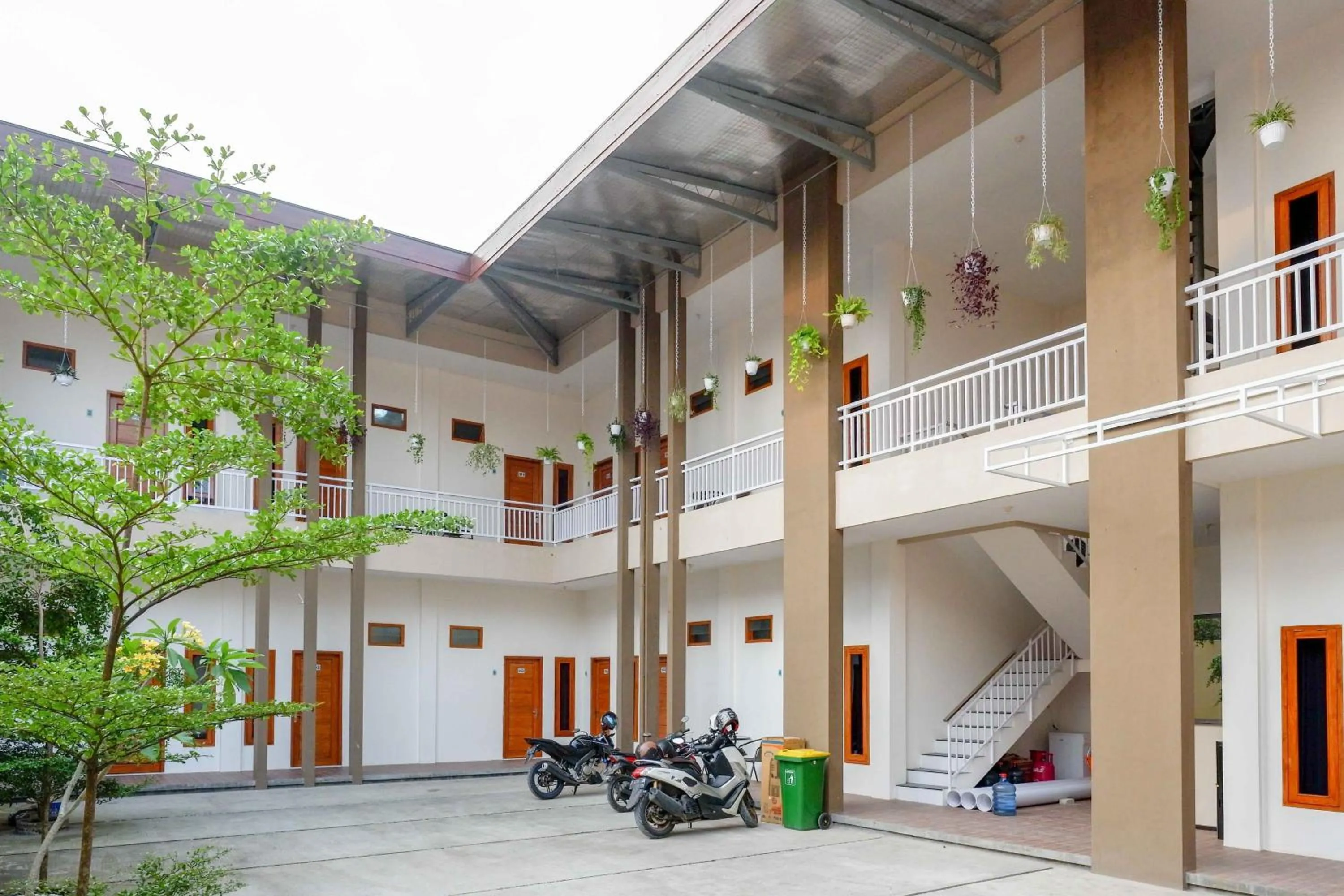 Facade/entrance in RedDoorz near Universitas Muhammadiyah Purwokerto