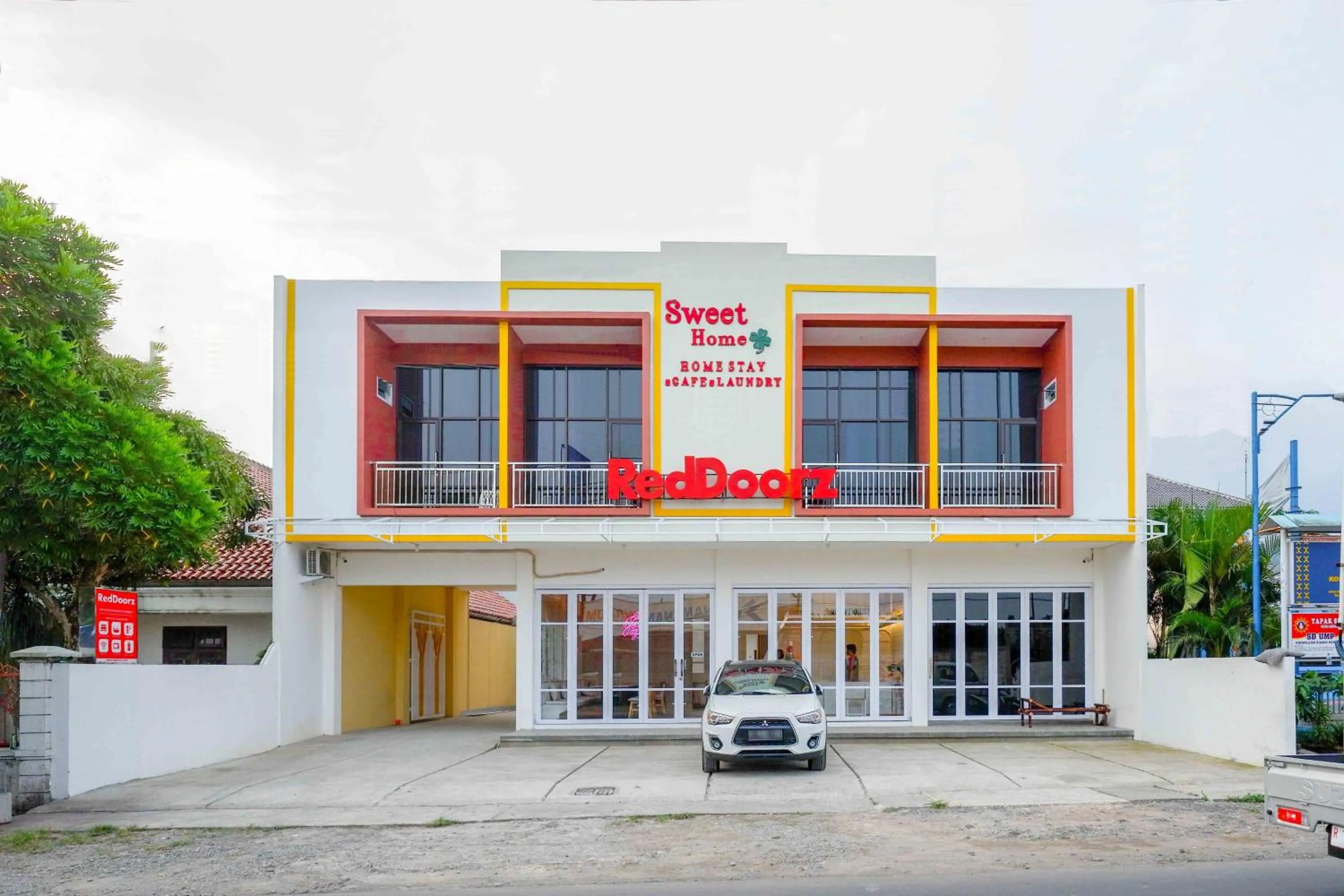 Facade/entrance in RedDoorz near Universitas Muhammadiyah Purwokerto