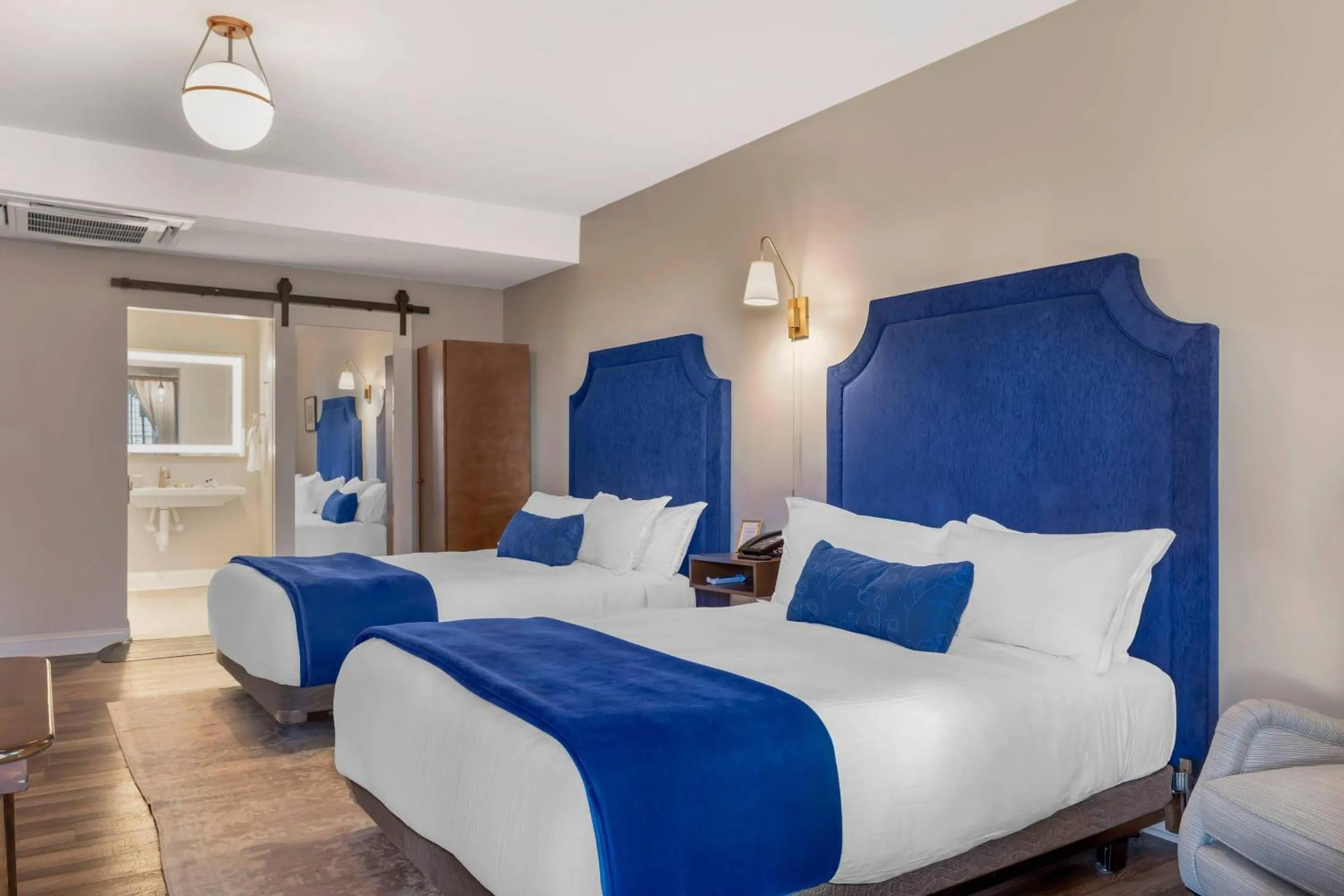 Bedroom, Bed in The Colonial Inn, an Ascend Collection Hotel