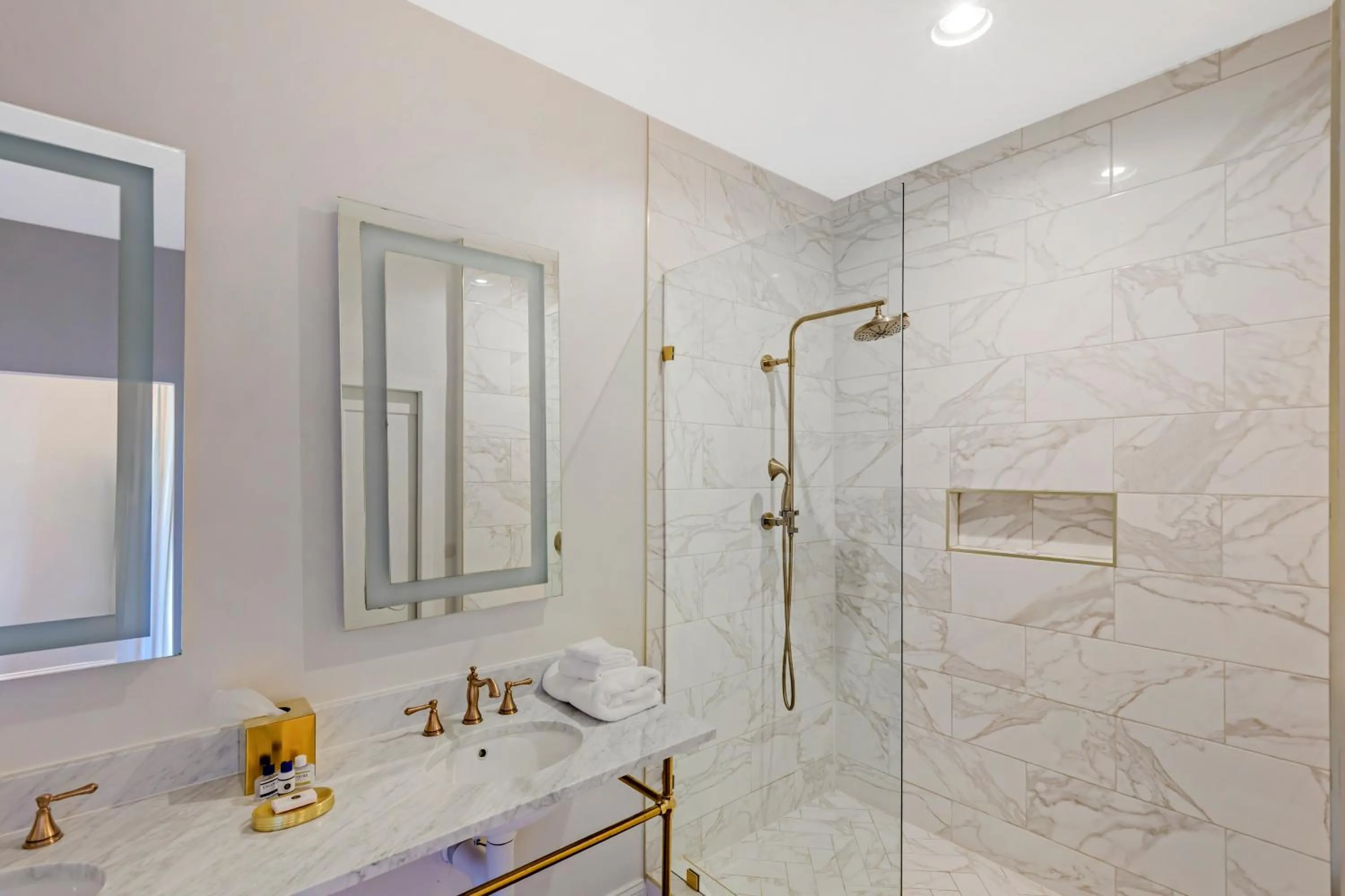 Shower in The Colonial Inn, an Ascend Collection Hotel