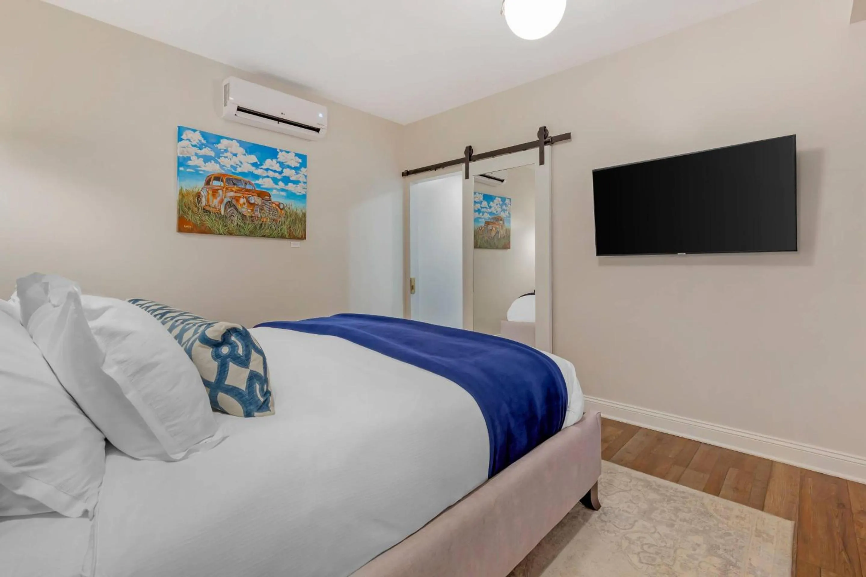 Bedroom, Bed in The Colonial Inn, an Ascend Collection Hotel