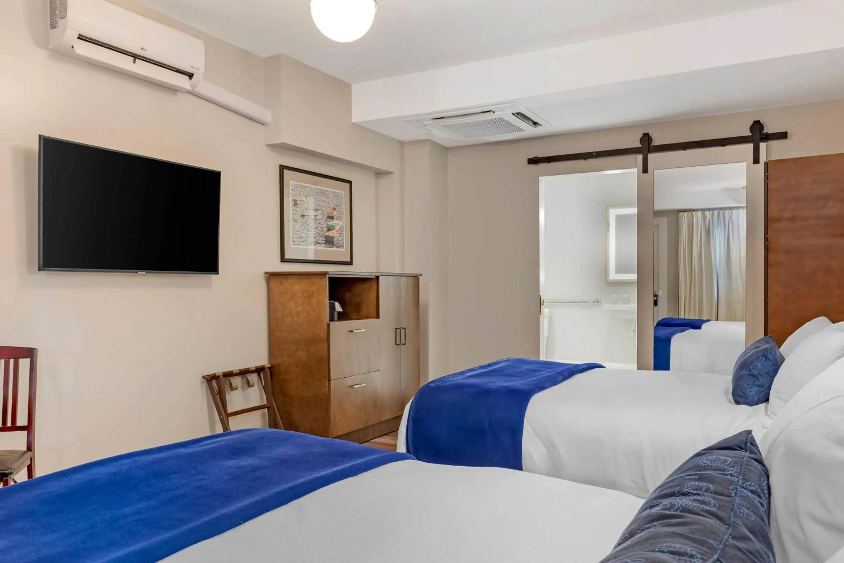 Bedroom, Bed in The Colonial Inn, an Ascend Collection Hotel