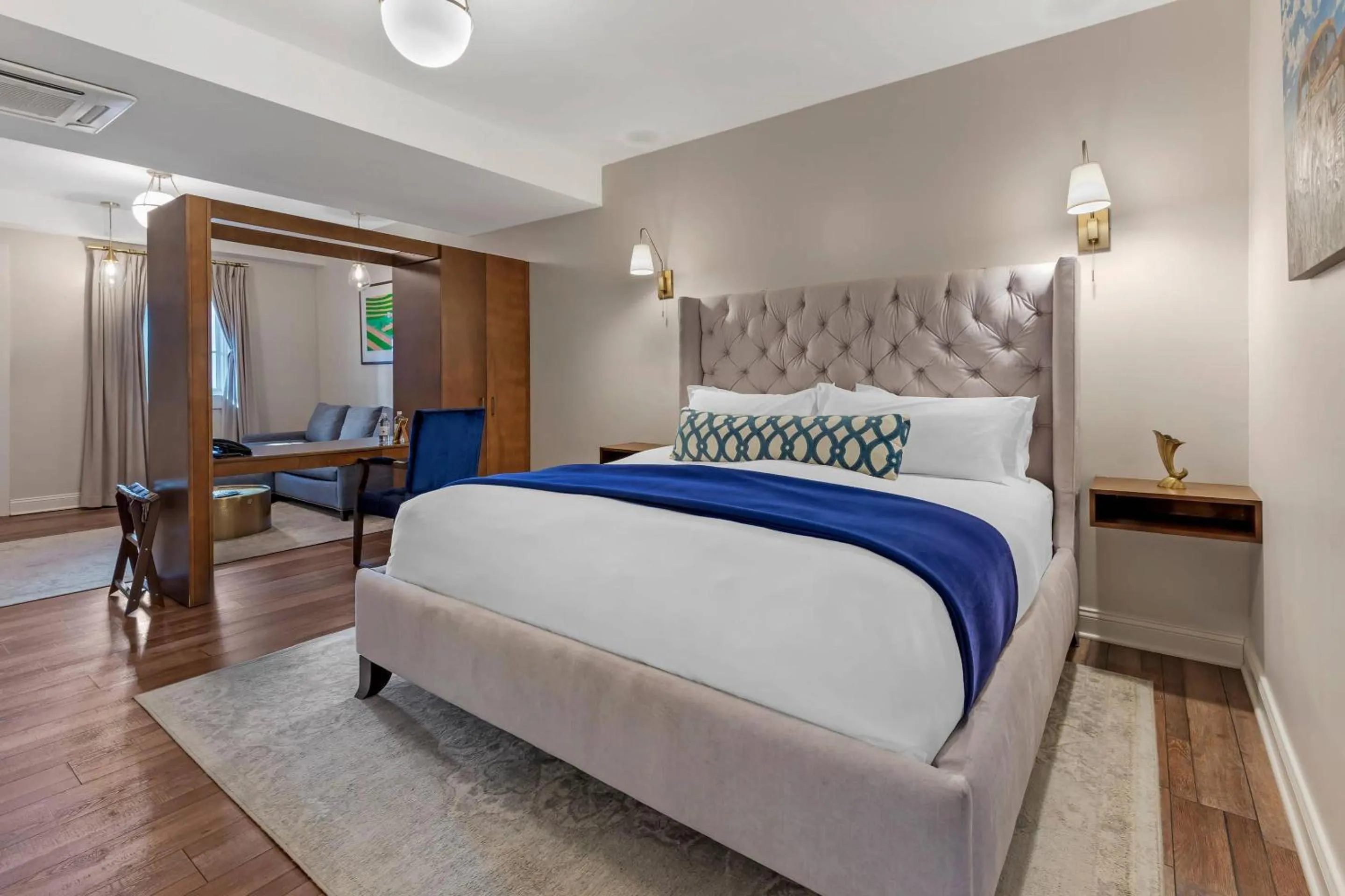 Bedroom, Bed in The Colonial Inn, an Ascend Collection Hotel