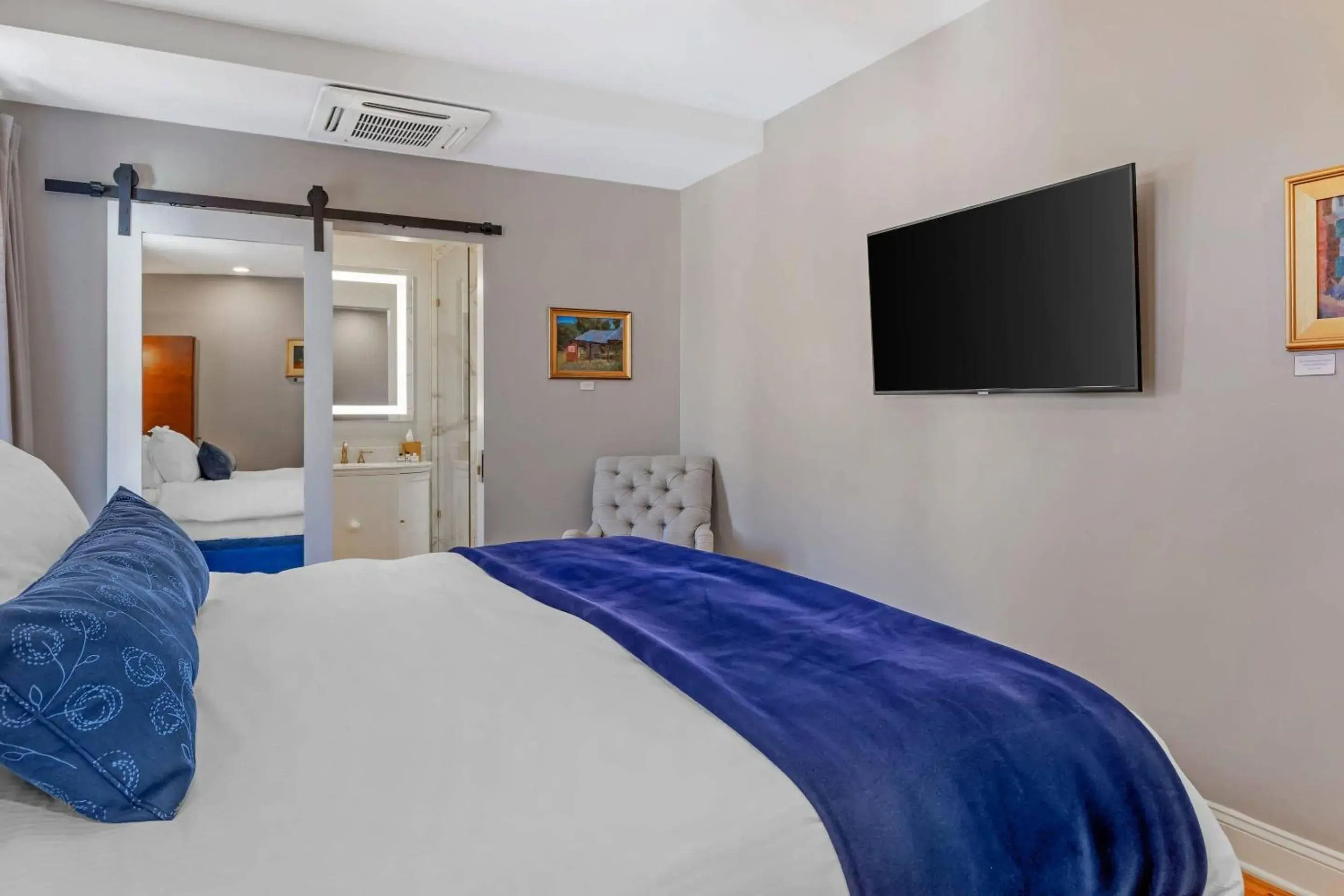 Bedroom, Bed in The Colonial Inn, an Ascend Collection Hotel Bedroom, Bed in The Colonial Inn, an Ascend Collection Hotel