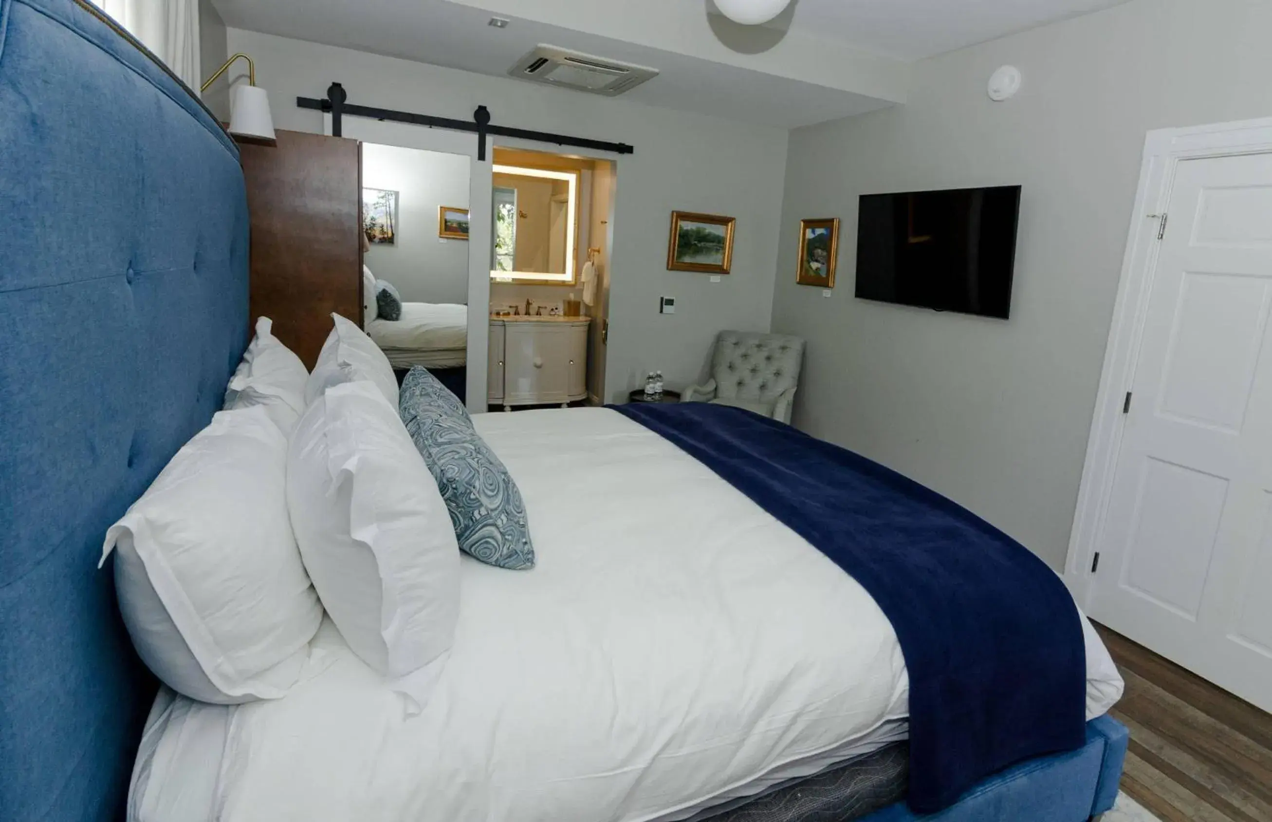 Bedroom in The Colonial Inn, an Ascend Collection Hotel Bedroom in The Colonial Inn, an Ascend Collection Hotel