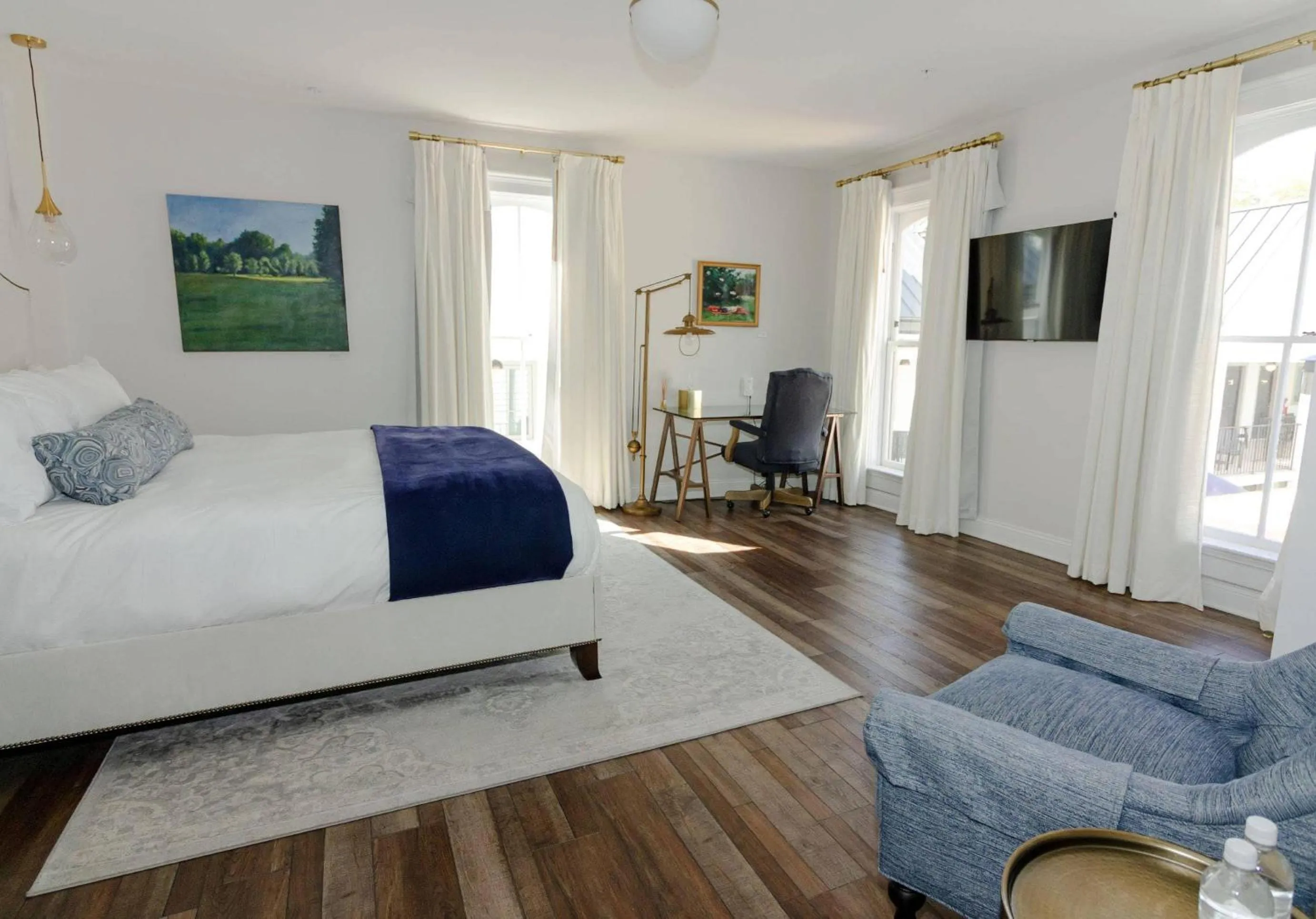 Bedroom in The Colonial Inn, an Ascend Collection Hotel