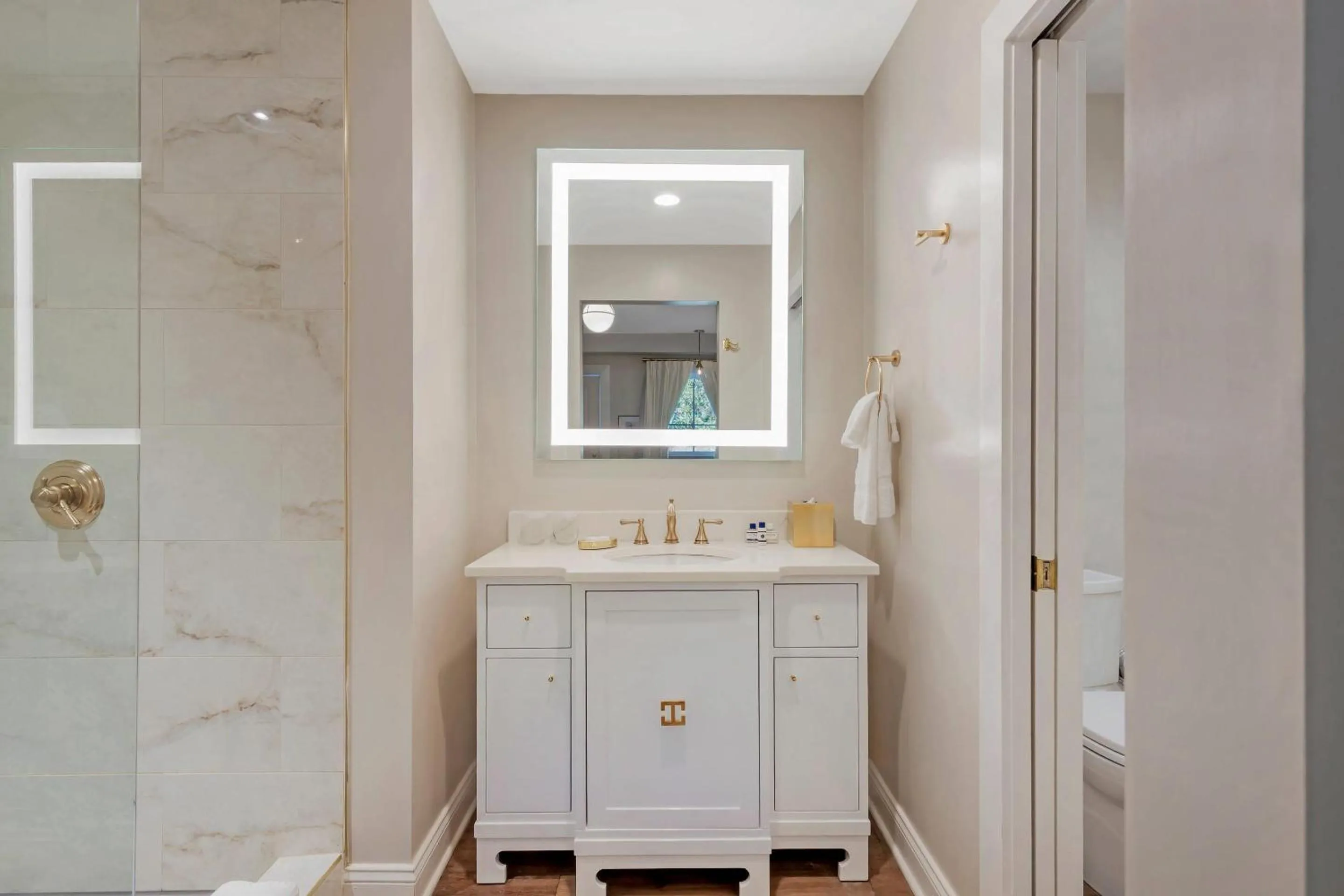 Bedroom in The Colonial Inn, an Ascend Collection Hotel