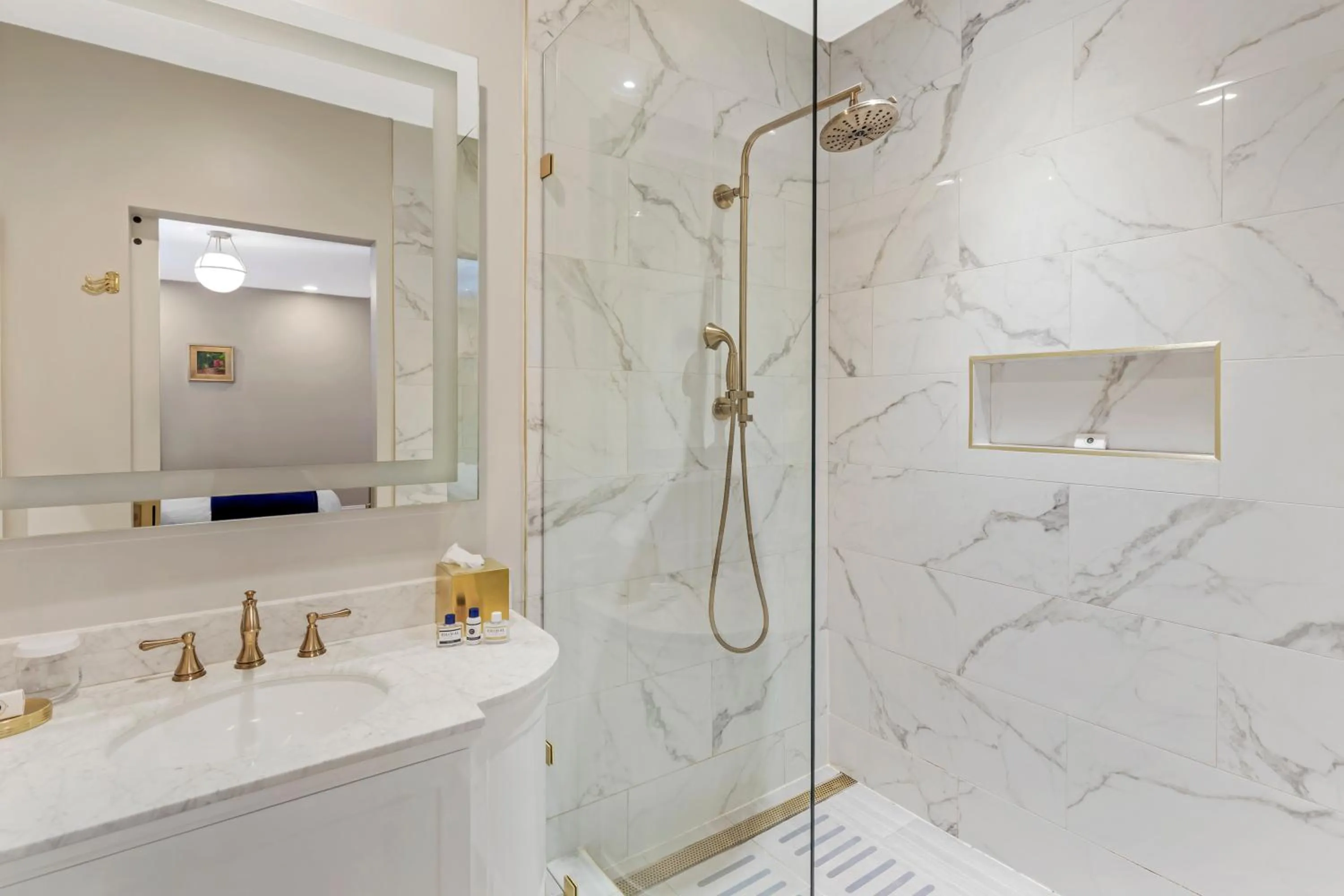 Shower in The Colonial Inn, an Ascend Collection Hotel