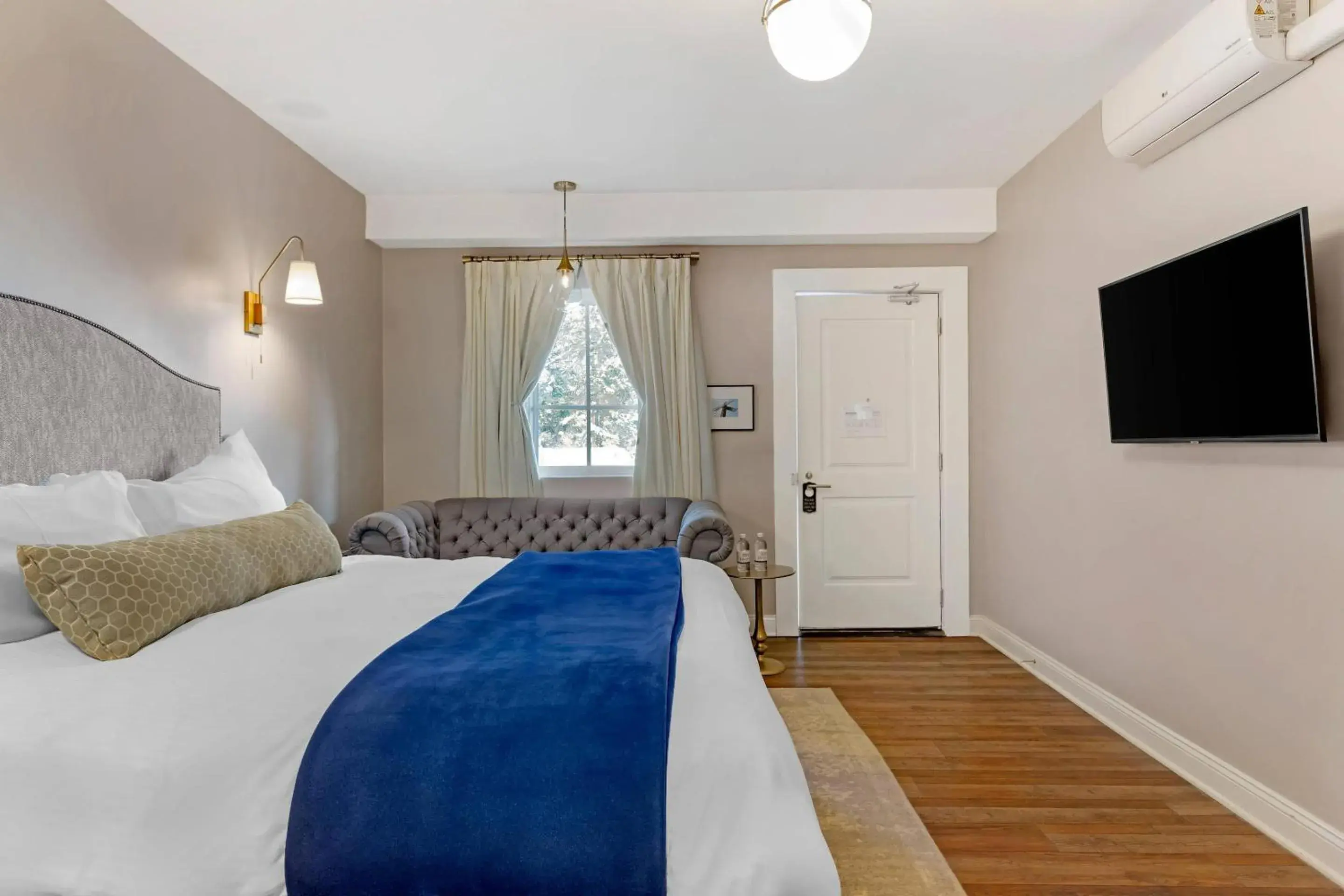 Bedroom, Bed in The Colonial Inn, an Ascend Collection Hotel Bedroom, Bed in The Colonial Inn, an Ascend Collection Hotel