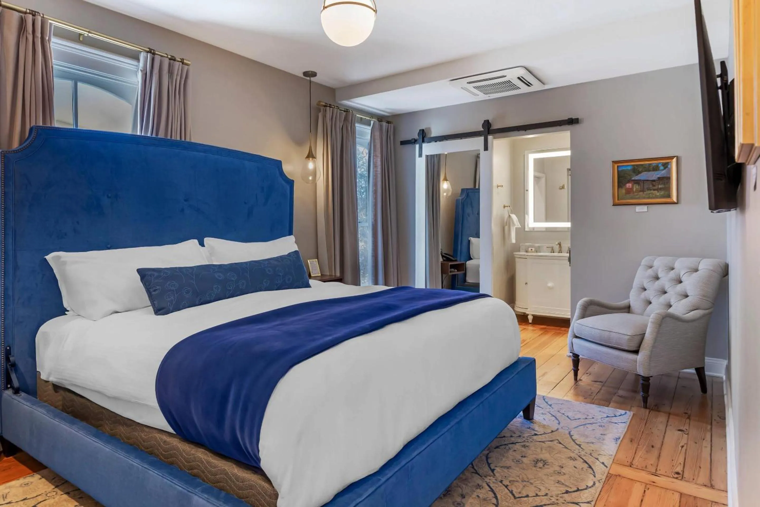 Bedroom, Bed in The Colonial Inn, an Ascend Collection Hotel