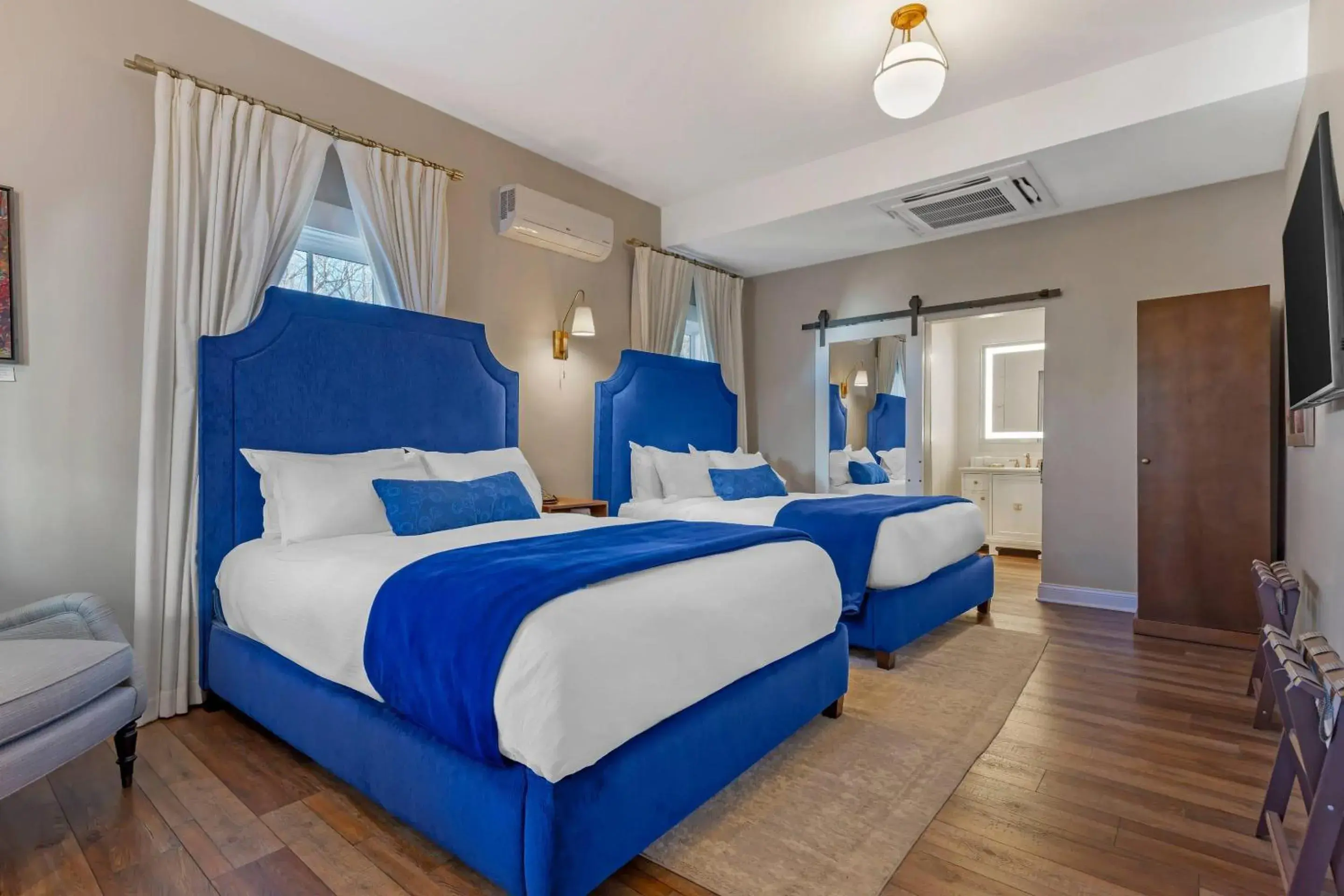 Bedroom, Bed in The Colonial Inn, an Ascend Collection Hotel Bedroom, Bed in The Colonial Inn, an Ascend Collection Hotel