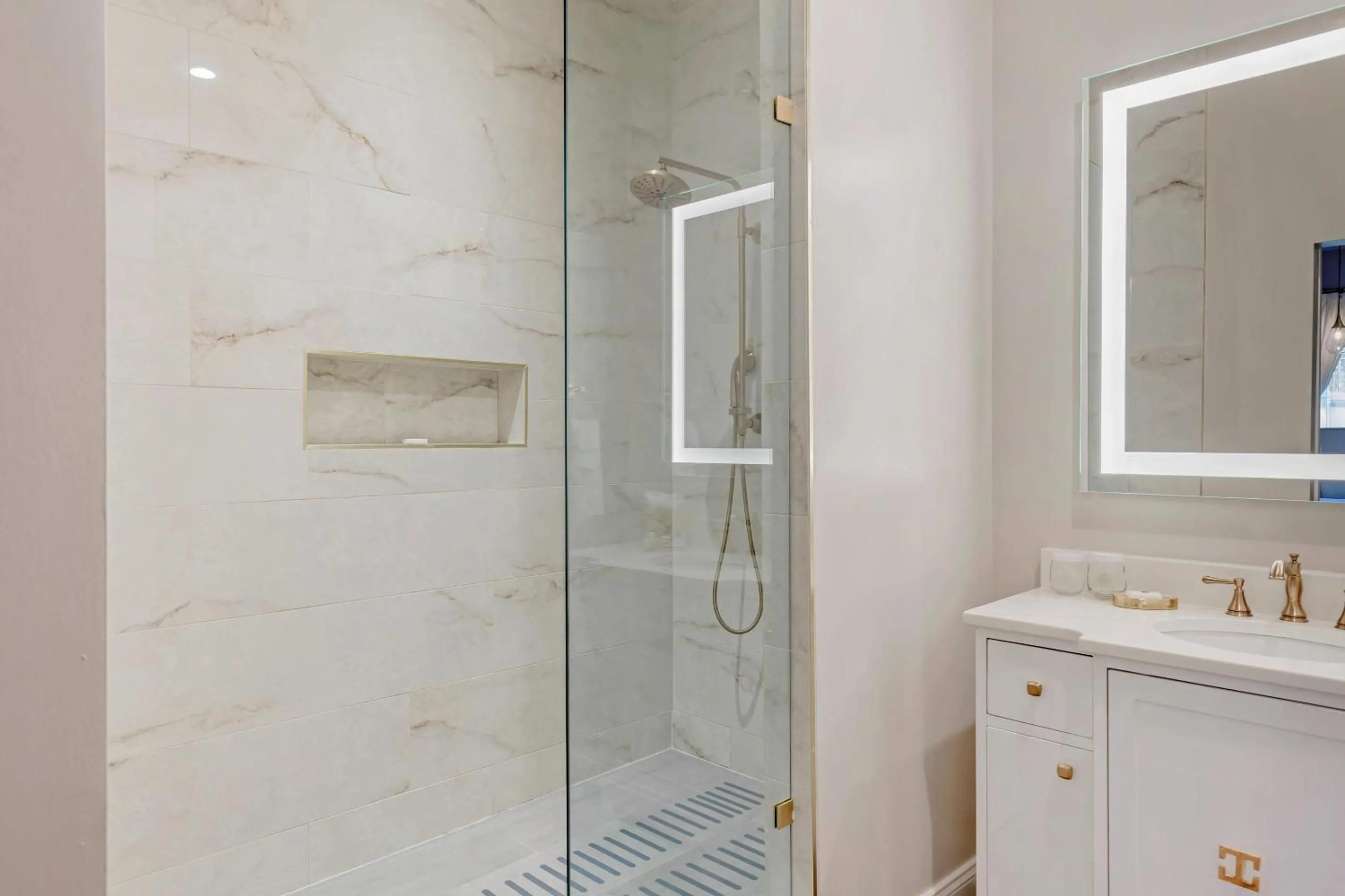 Bedroom in The Colonial Inn, an Ascend Collection Hotel
