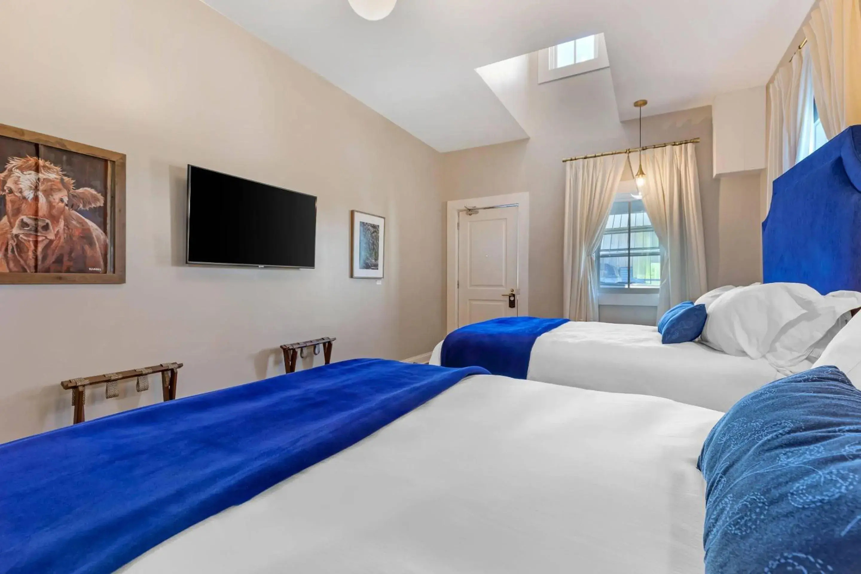 Bedroom, Bed in The Colonial Inn, an Ascend Collection Hotel Bedroom, Bed in The Colonial Inn, an Ascend Collection Hotel