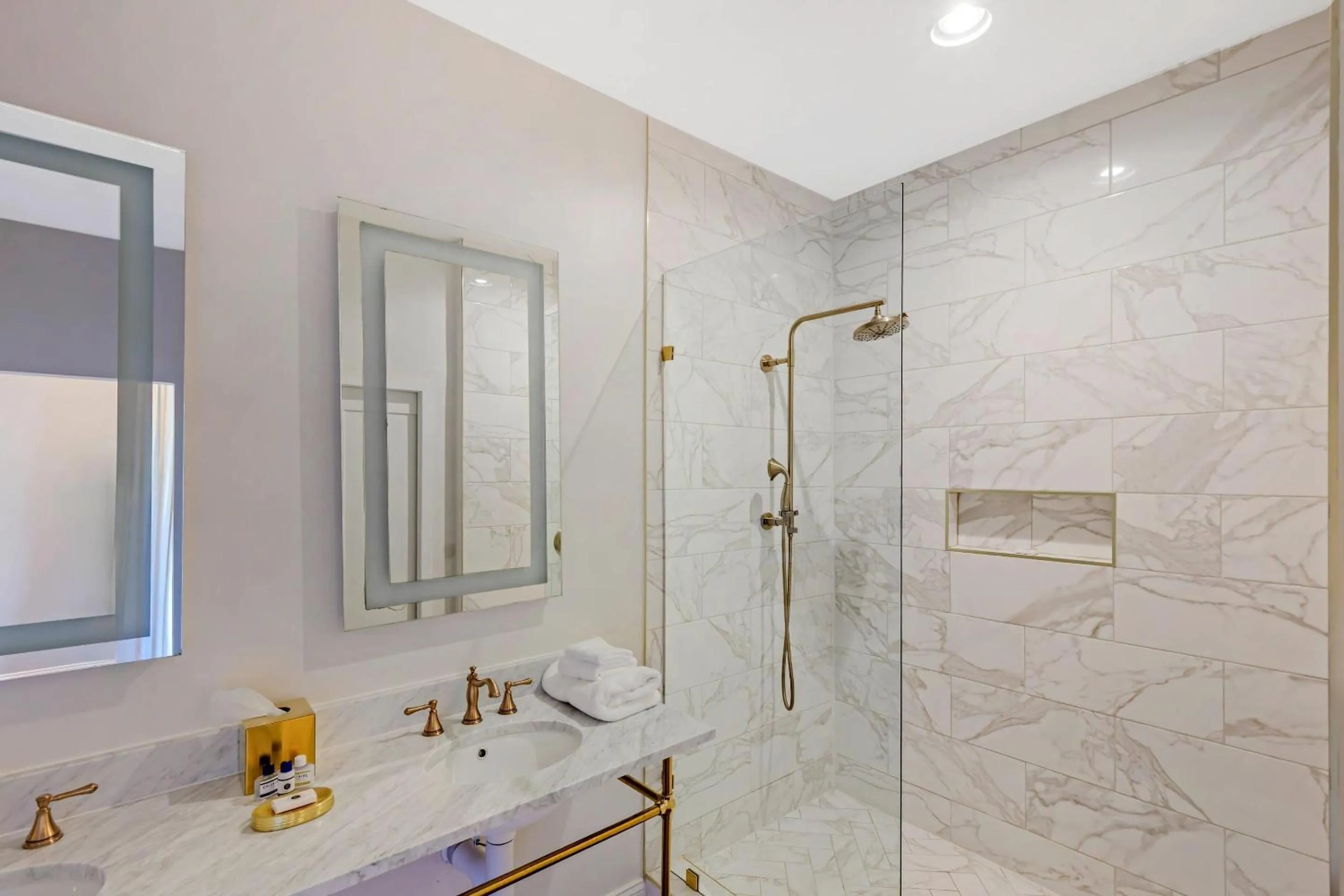 Bedroom in The Colonial Inn, an Ascend Collection Hotel