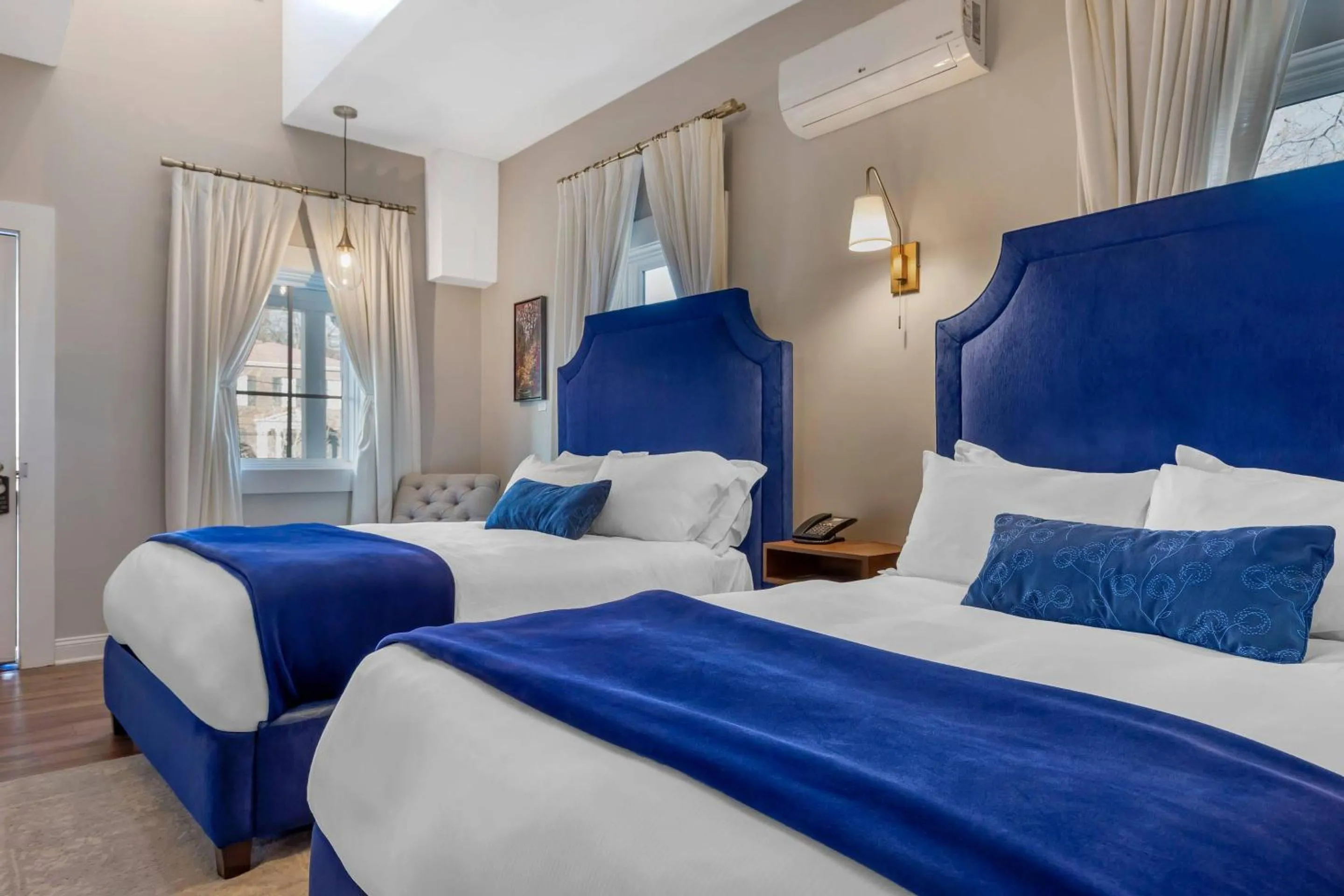 Bedroom, Bed in The Colonial Inn, an Ascend Collection Hotel