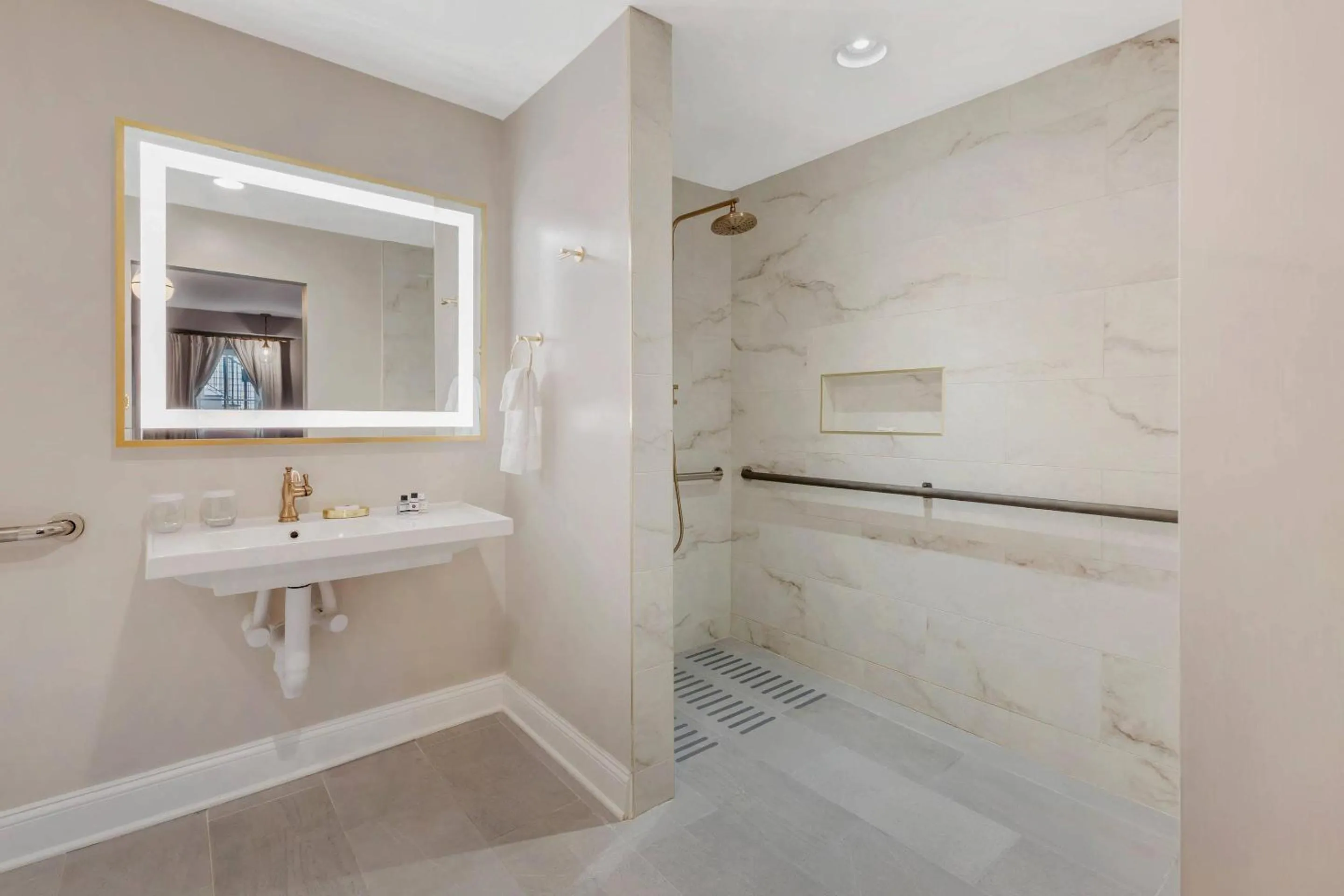 Bedroom in The Colonial Inn, an Ascend Collection Hotel