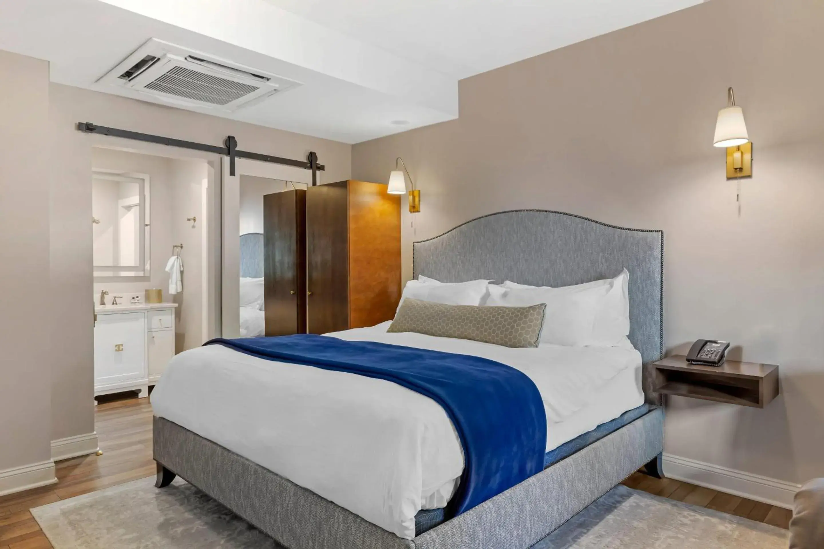 Bedroom, Bed in The Colonial Inn, an Ascend Collection Hotel Bedroom, Bed in The Colonial Inn, an Ascend Collection Hotel