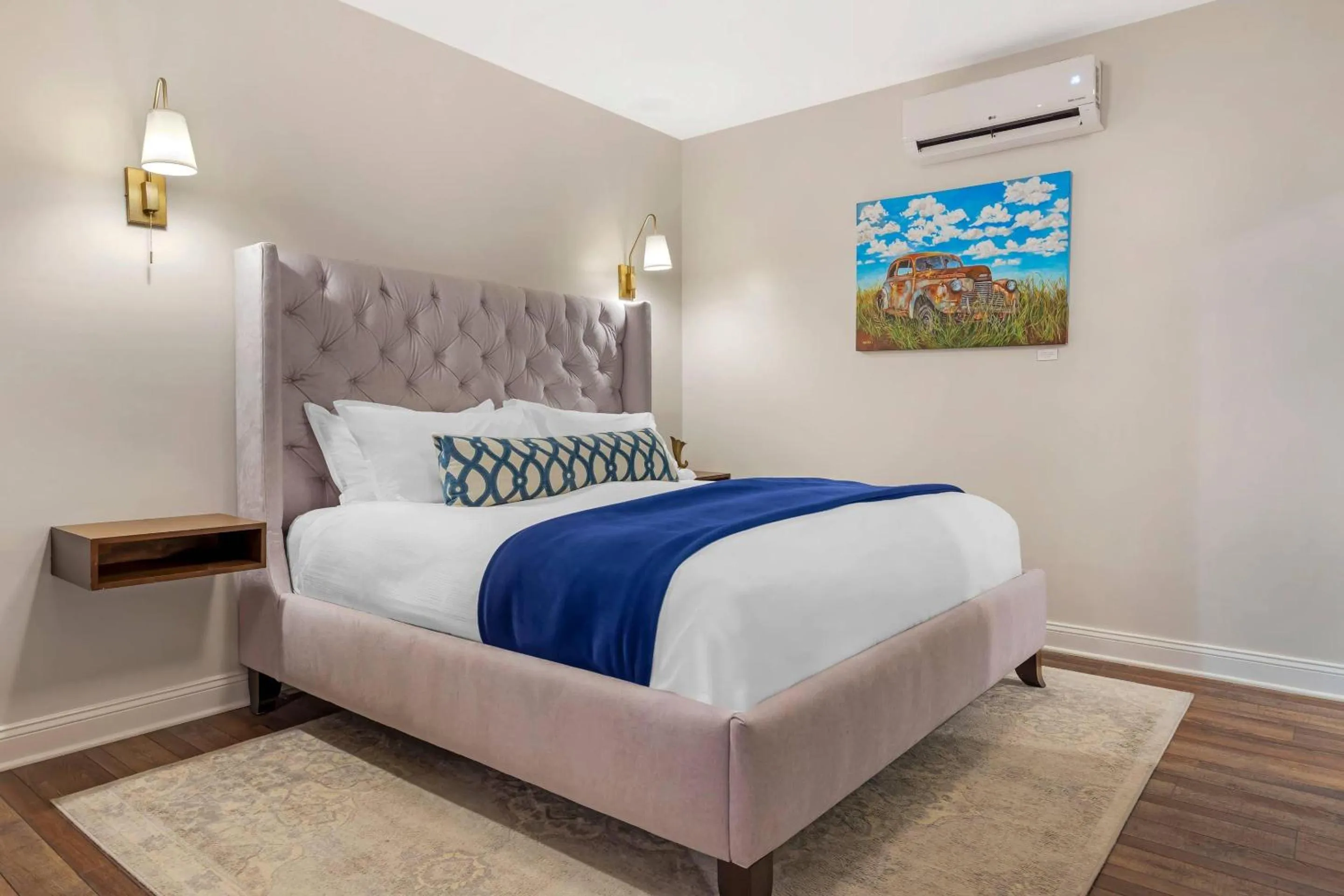 Bedroom, Bed in The Colonial Inn, an Ascend Collection Hotel