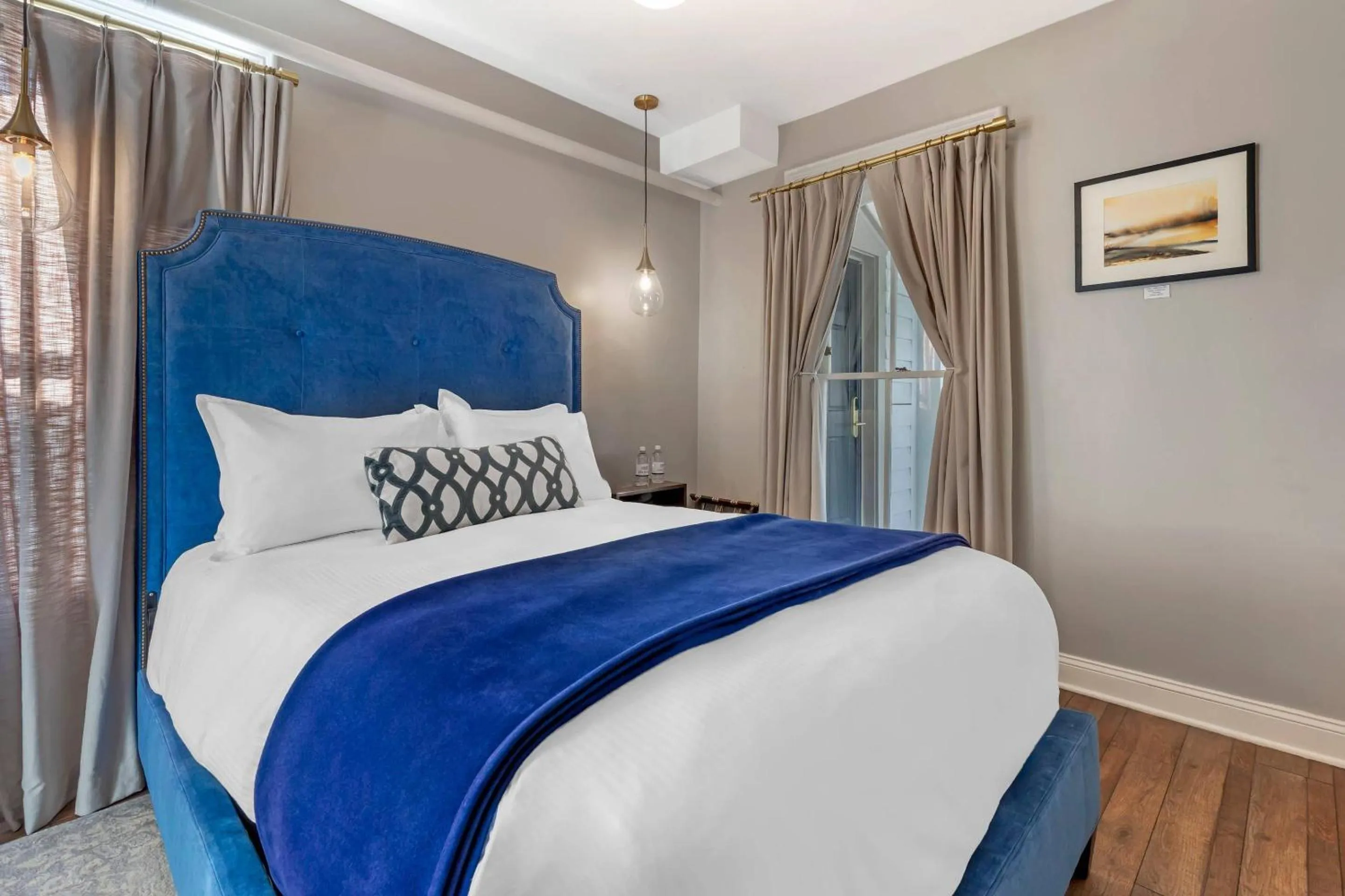 Bedroom, Bed in The Colonial Inn, an Ascend Collection Hotel