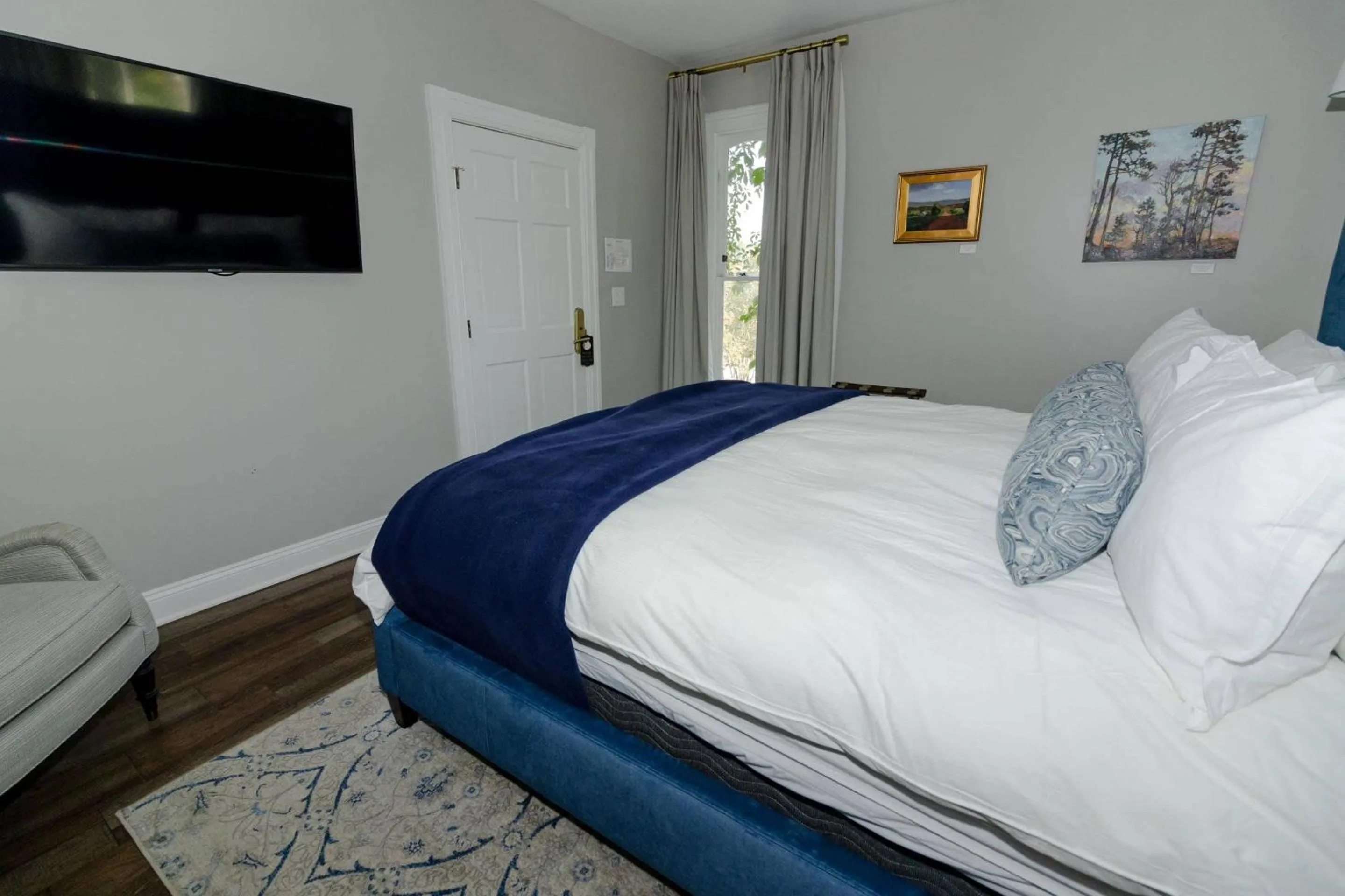 Bedroom in The Colonial Inn, an Ascend Collection Hotel