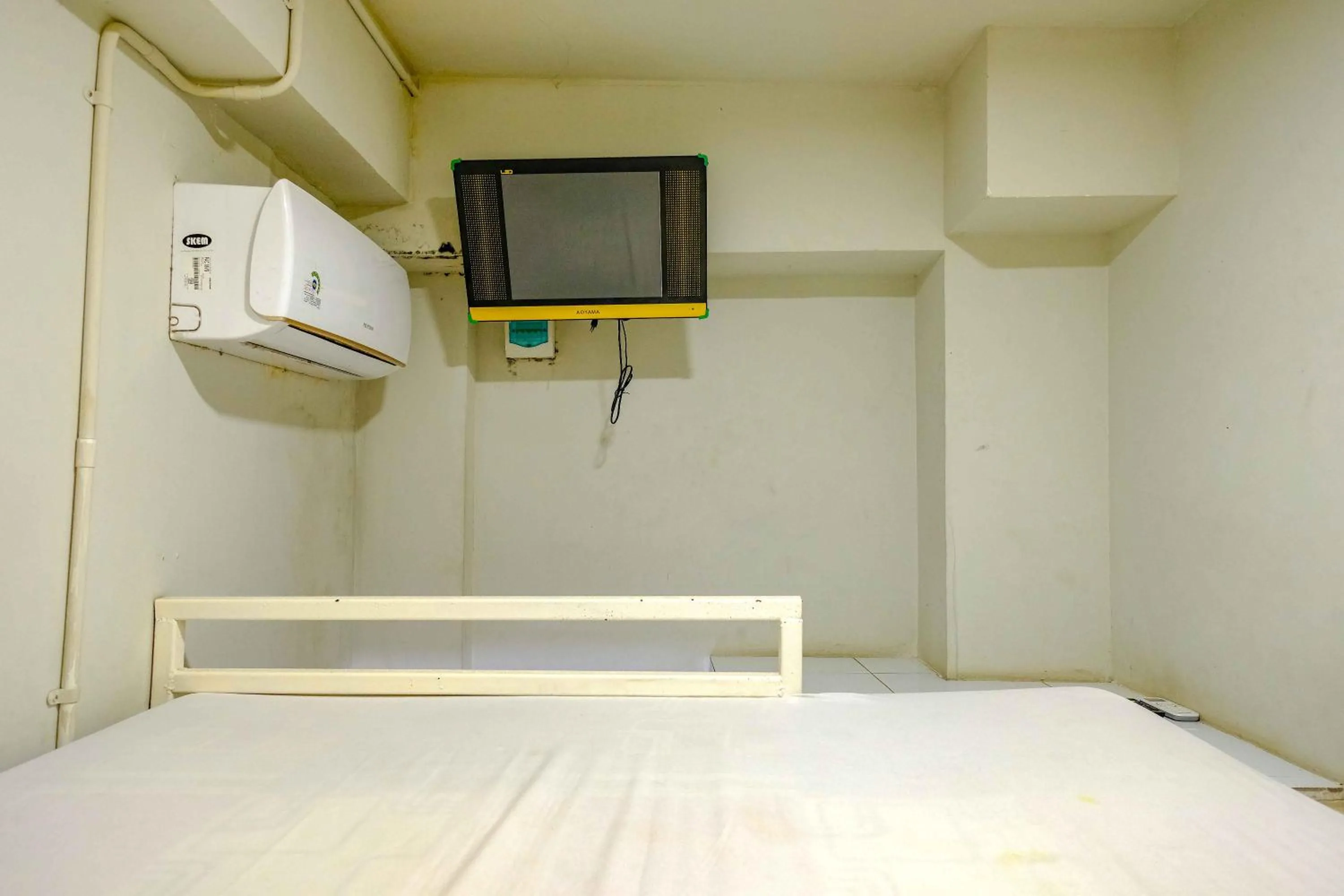 TV and multimedia, Bed in Cendrawasih Residence Mitra RedDoorz