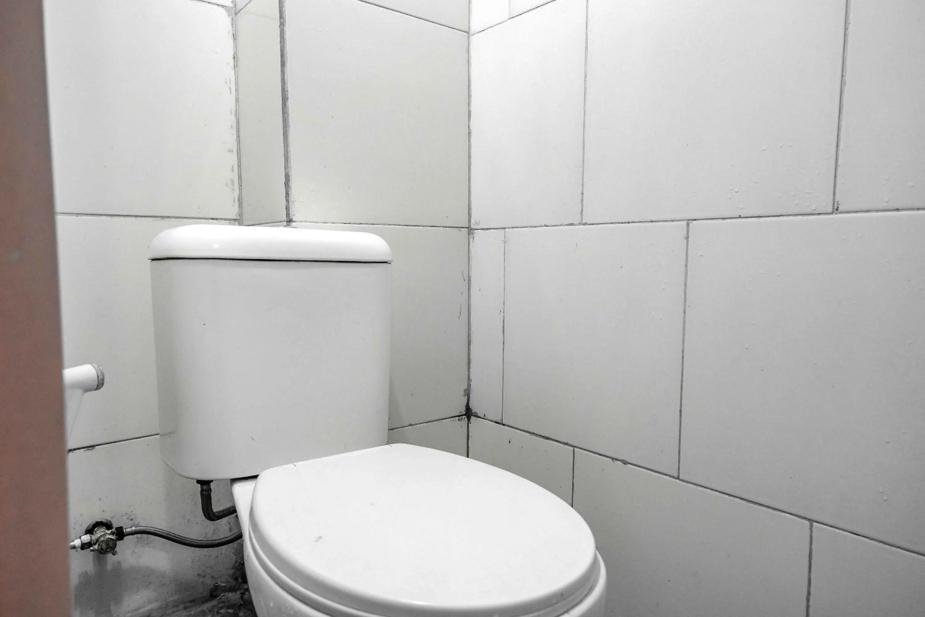 Bathroom in Cendrawasih Residence Mitra RedDoorz