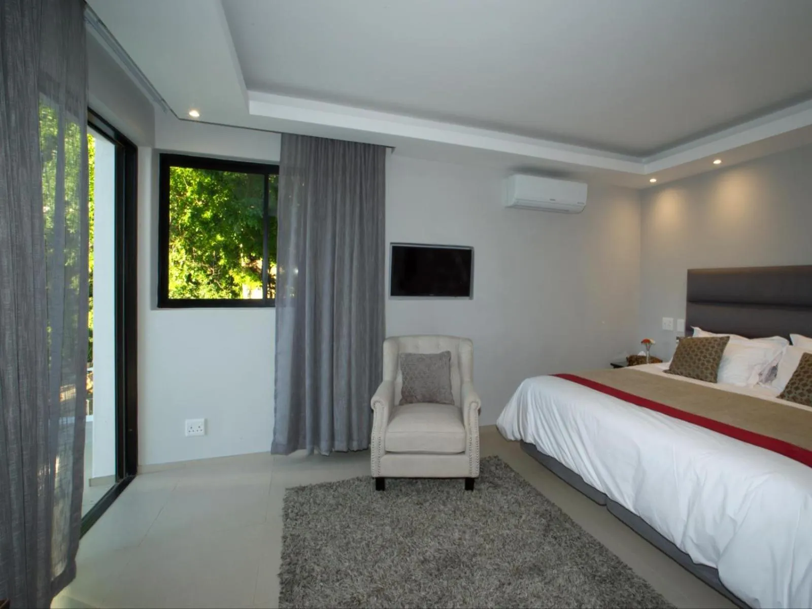 Photo of the whole room, Bed in Hout Bay View Boutique Hotel