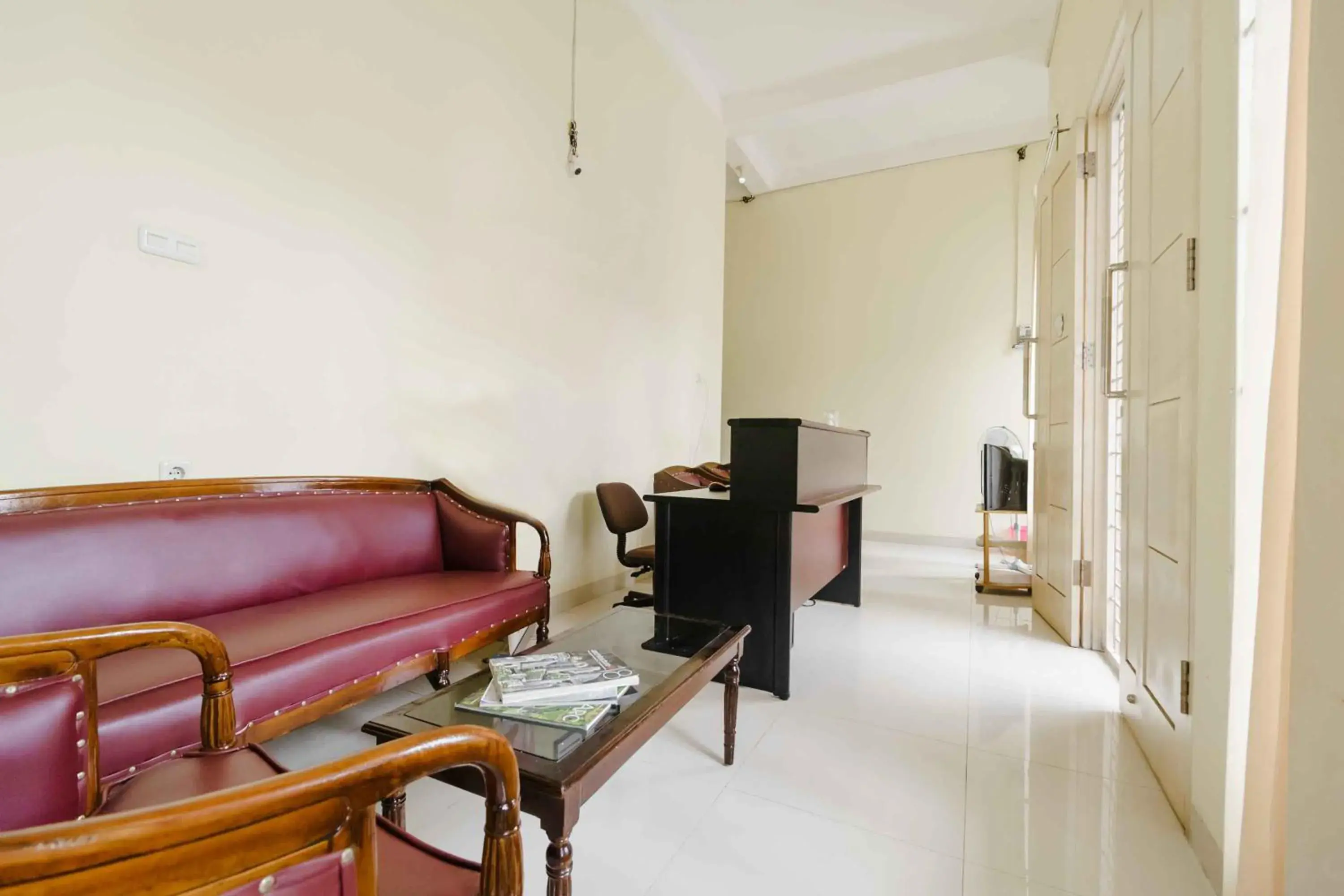 Lobby or reception in RedDoorz near OPI Mall Palembang 2 Lobby or reception in RedDoorz near OPI Mall Palembang 2