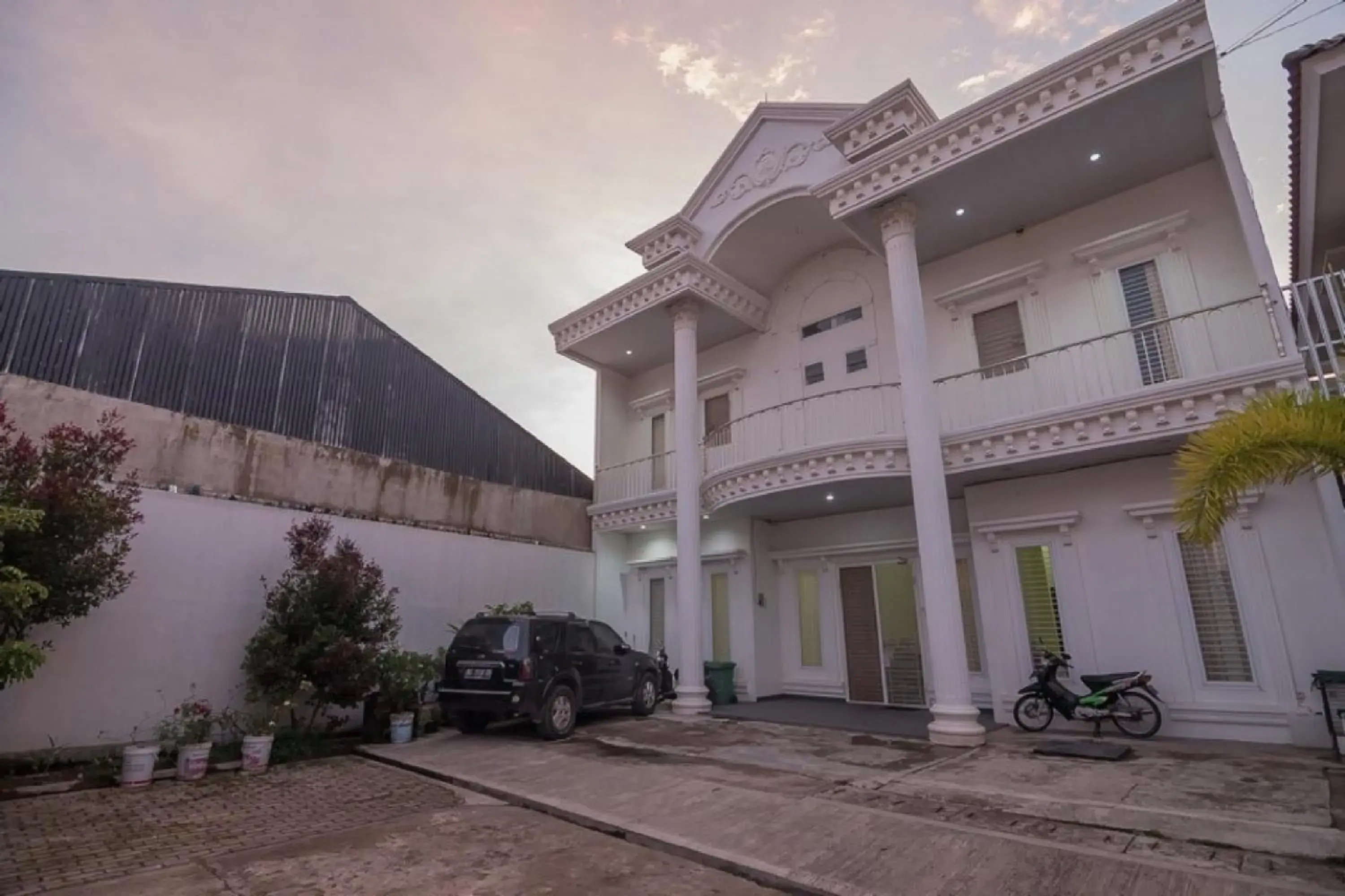 Facade/entrance in RedDoorz near OPI Mall Palembang 2 Facade/entrance in RedDoorz near OPI Mall Palembang 2