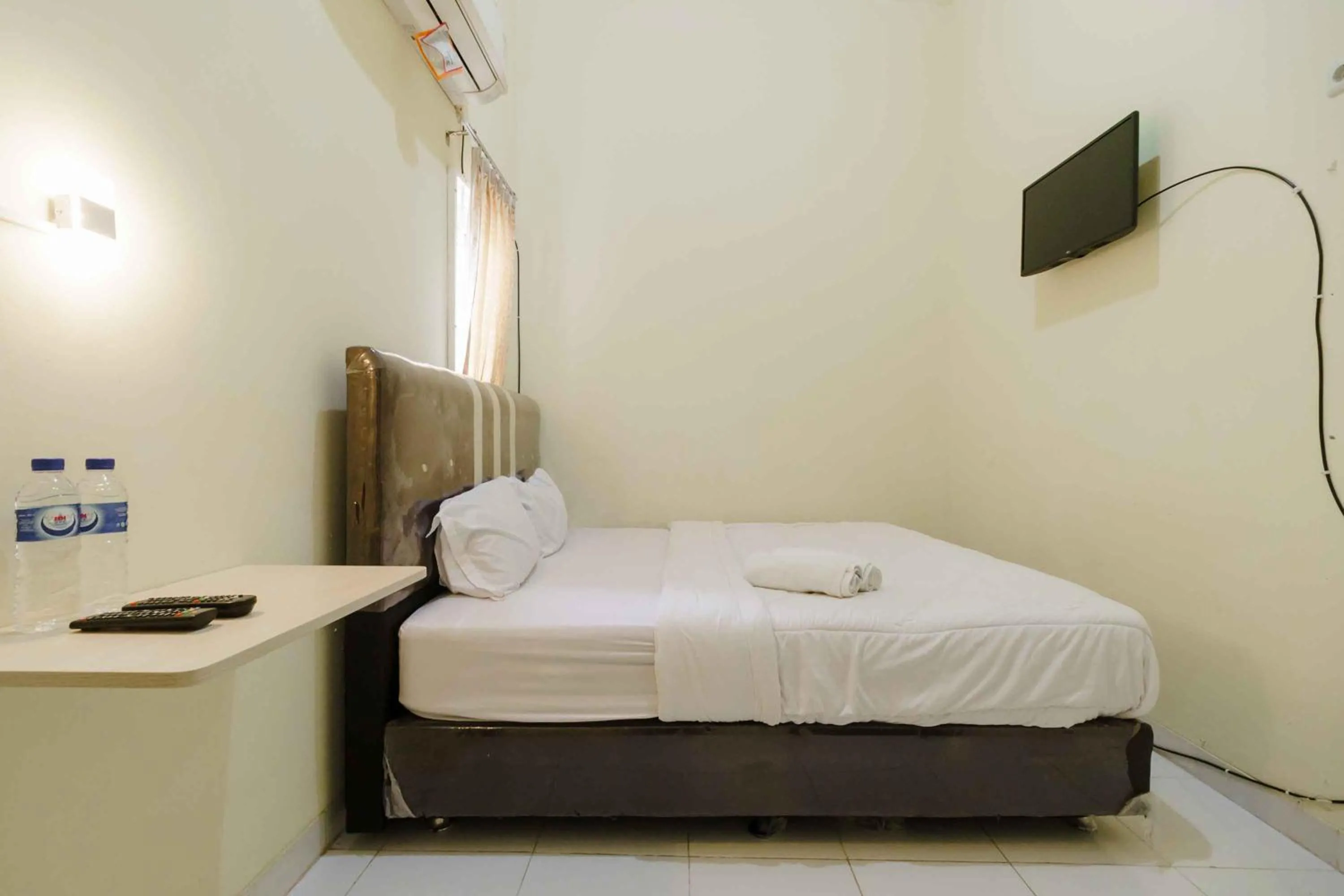 Bedroom, Bed in RedDoorz near OPI Mall Palembang 2