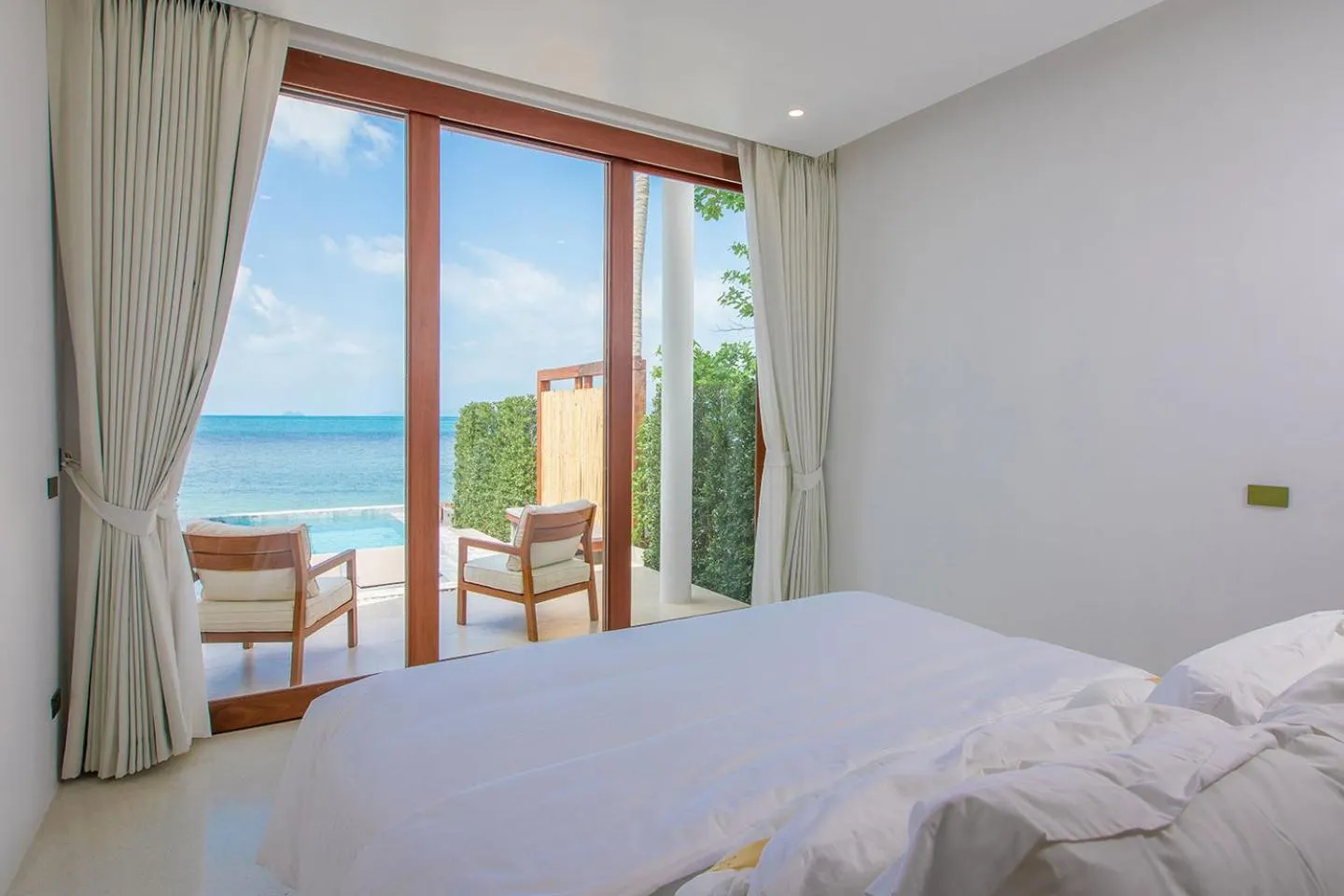 Bed in White Whale Beachfront Pool Villa
