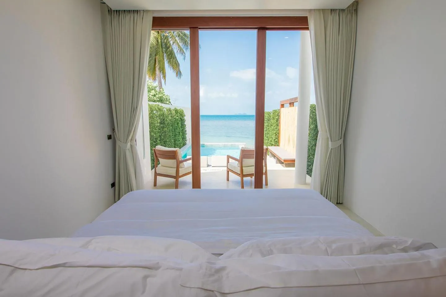 Bed in White Whale Beachfront Pool Villa