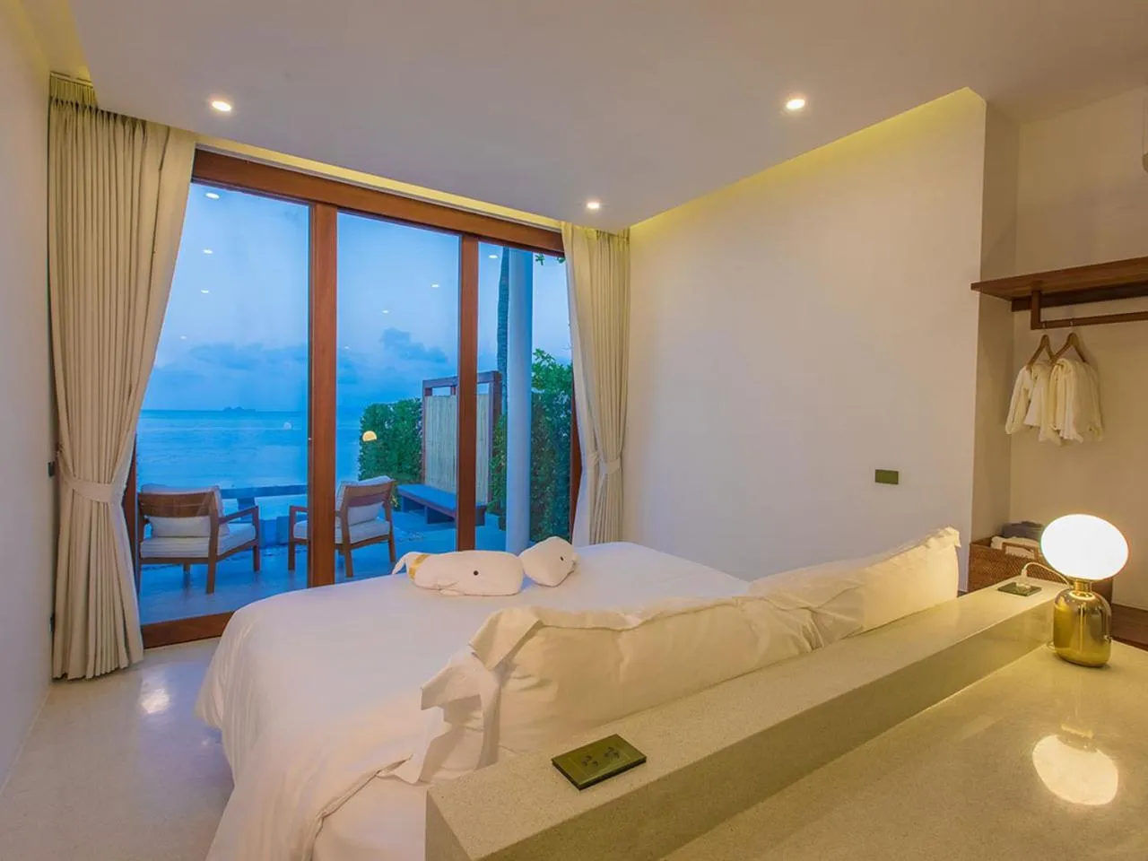 Bed in White Whale Beachfront Pool Villa