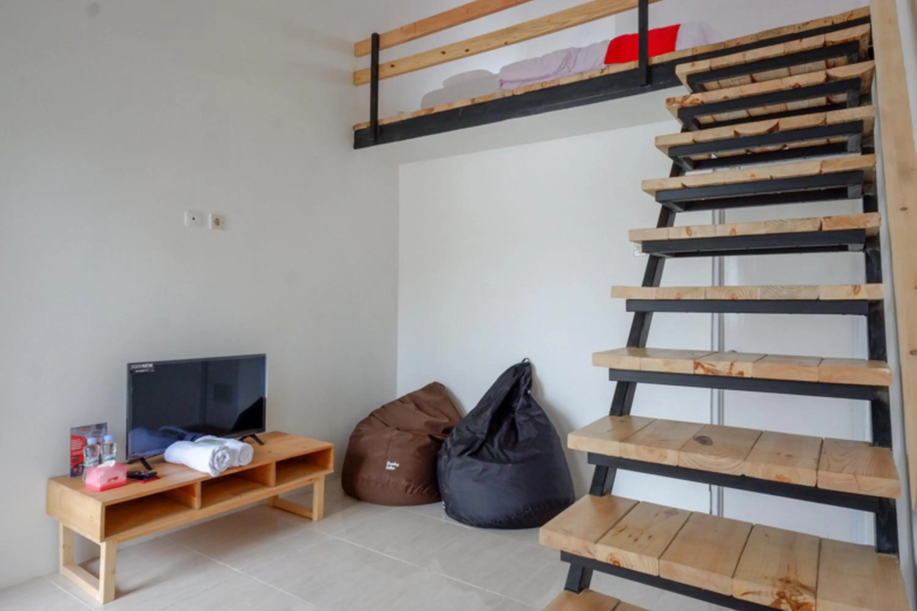 Bedroom, TV/Entertainment Center in RedDoorz @ Demangan Sari Residence