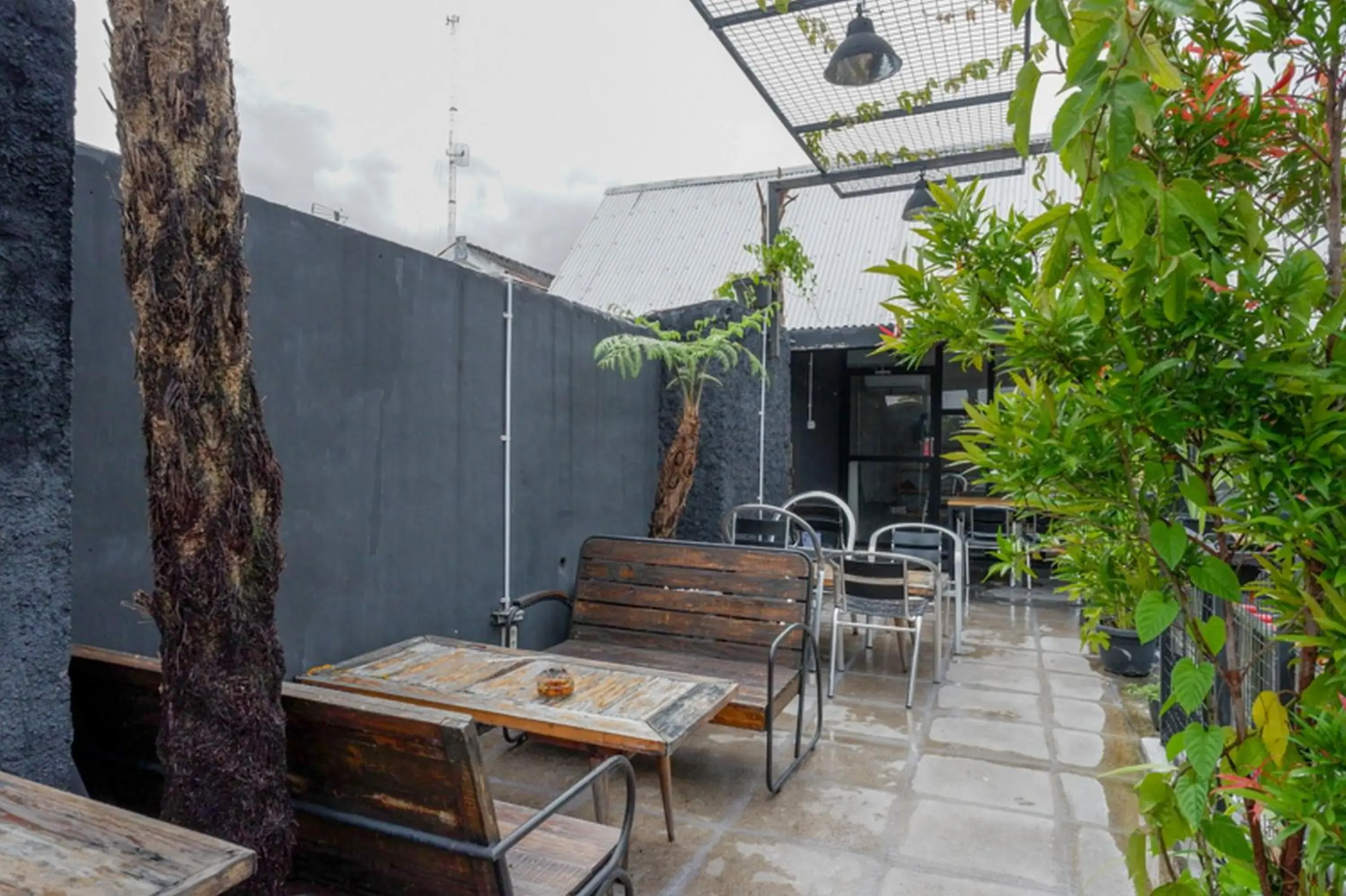 Seating area in RedDoorz @ Demangan Sari Residence