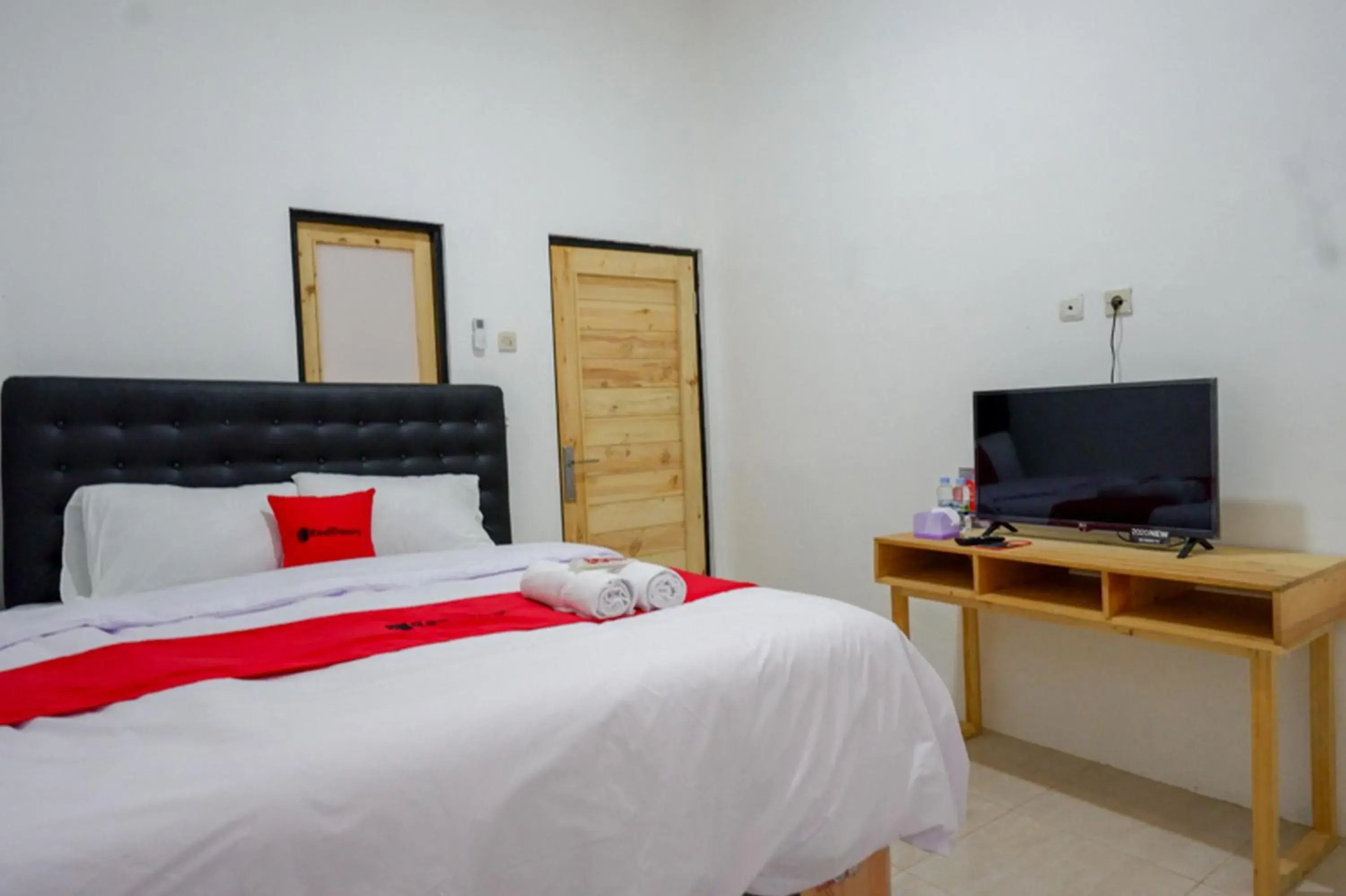 Bedroom, TV/Entertainment Center in RedDoorz @ Demangan Sari Residence