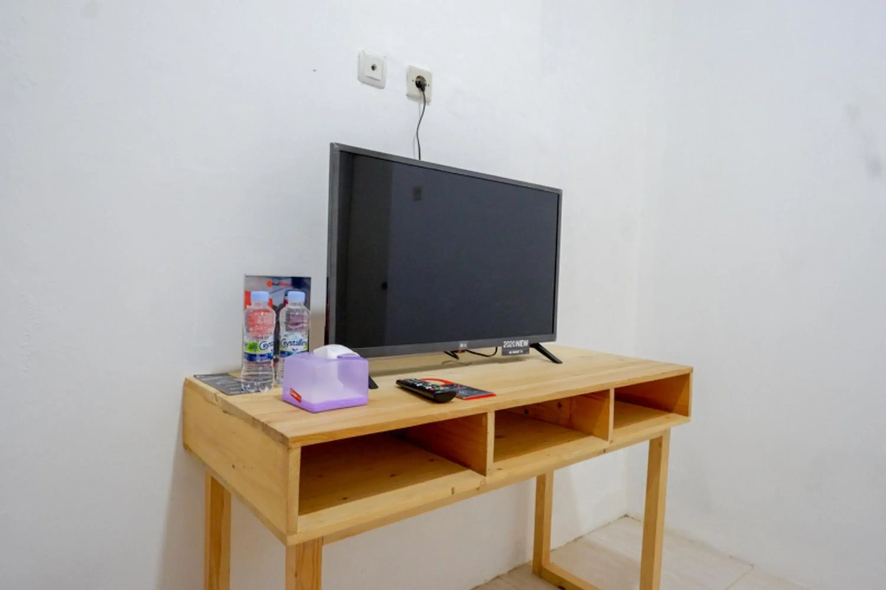 TV and multimedia, TV/Entertainment Center in RedDoorz @ Demangan Sari Residence