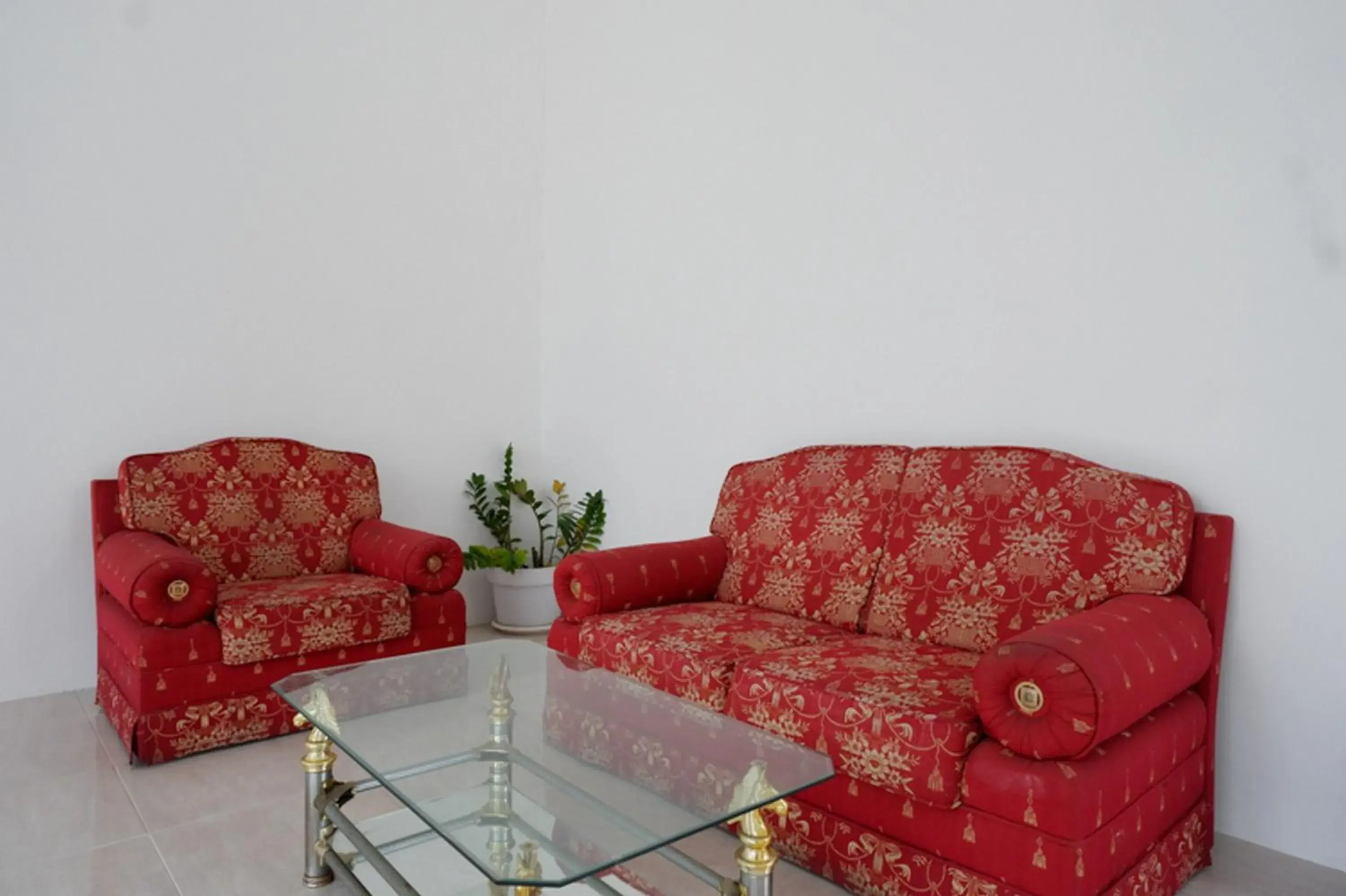 Seating area in RedDoorz @ Demangan Sari Residence