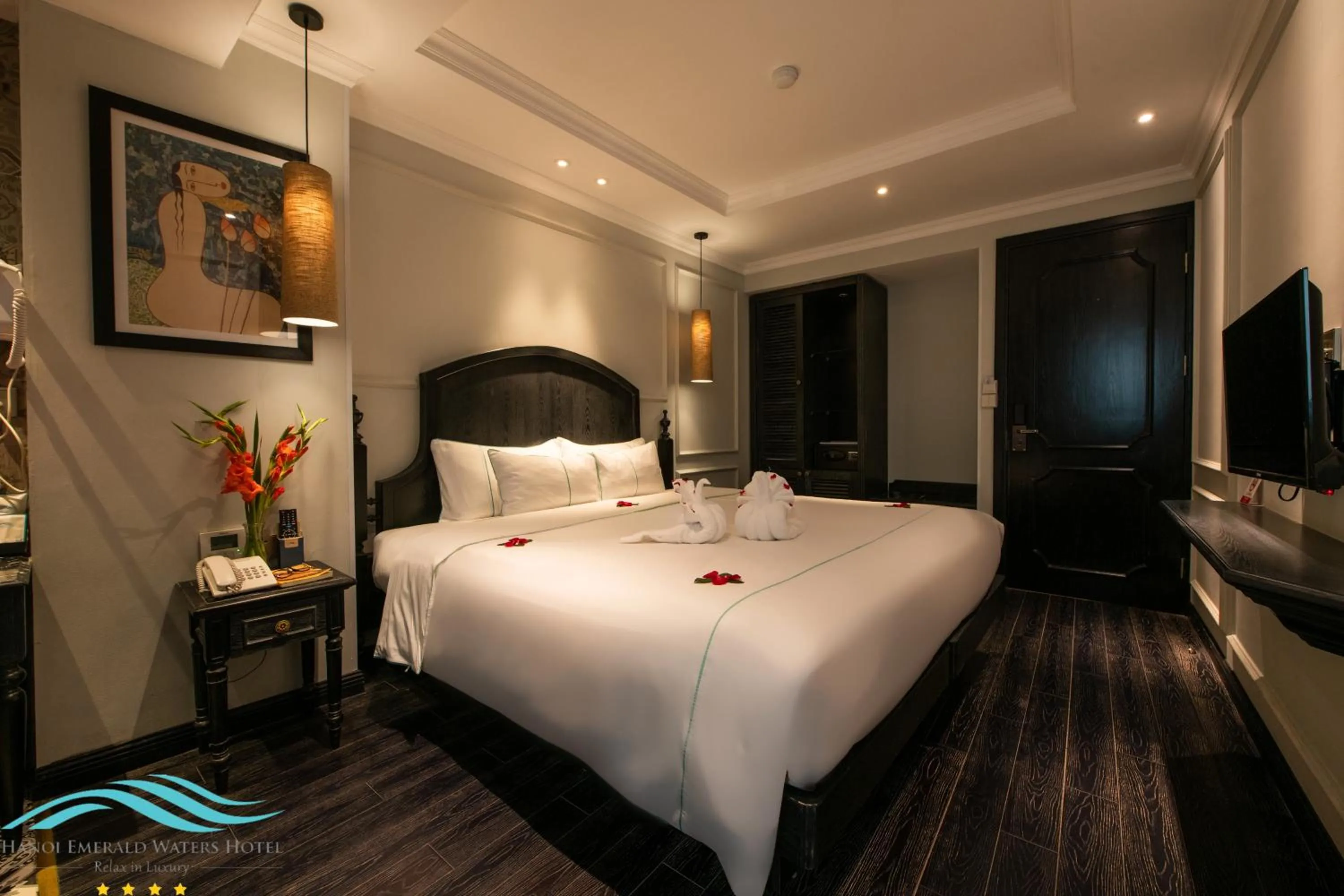 Photo of the whole room, Bed in Hanoi Emerald Waters Hotel Valley